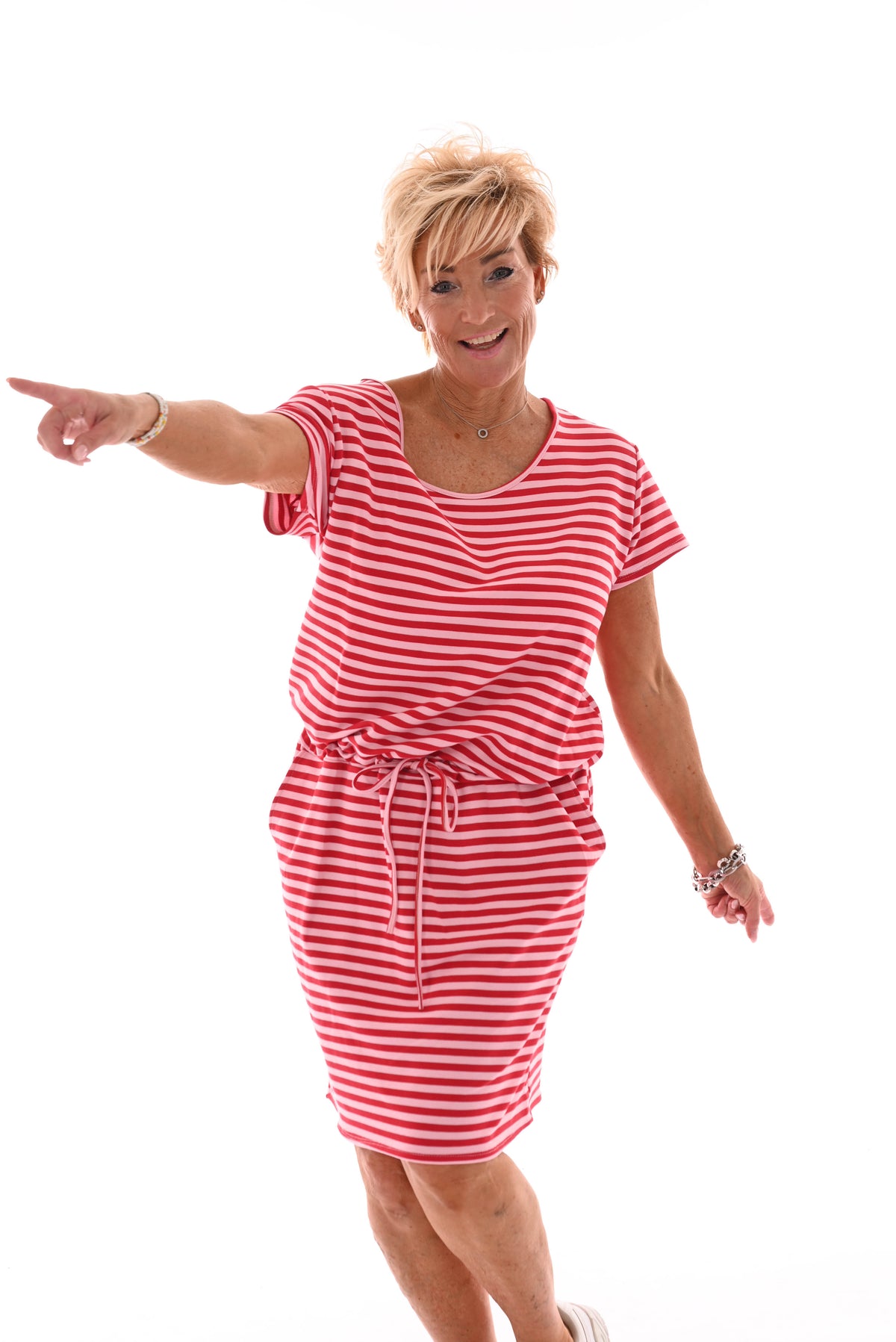 Sweaterdress gestreept met strik en zakken roze/rood
