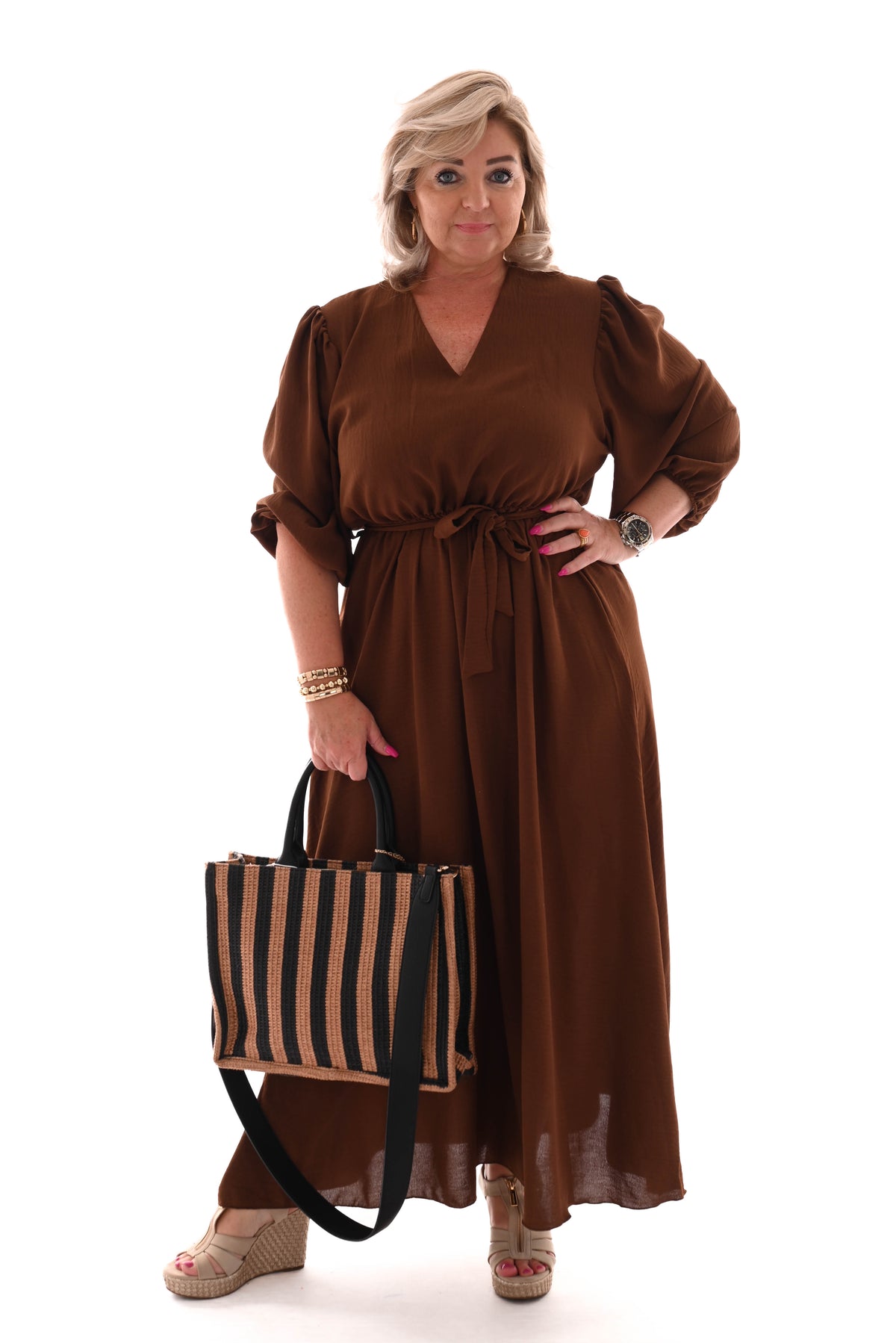 Lange jurk v-hals pofmouwen uni bruin