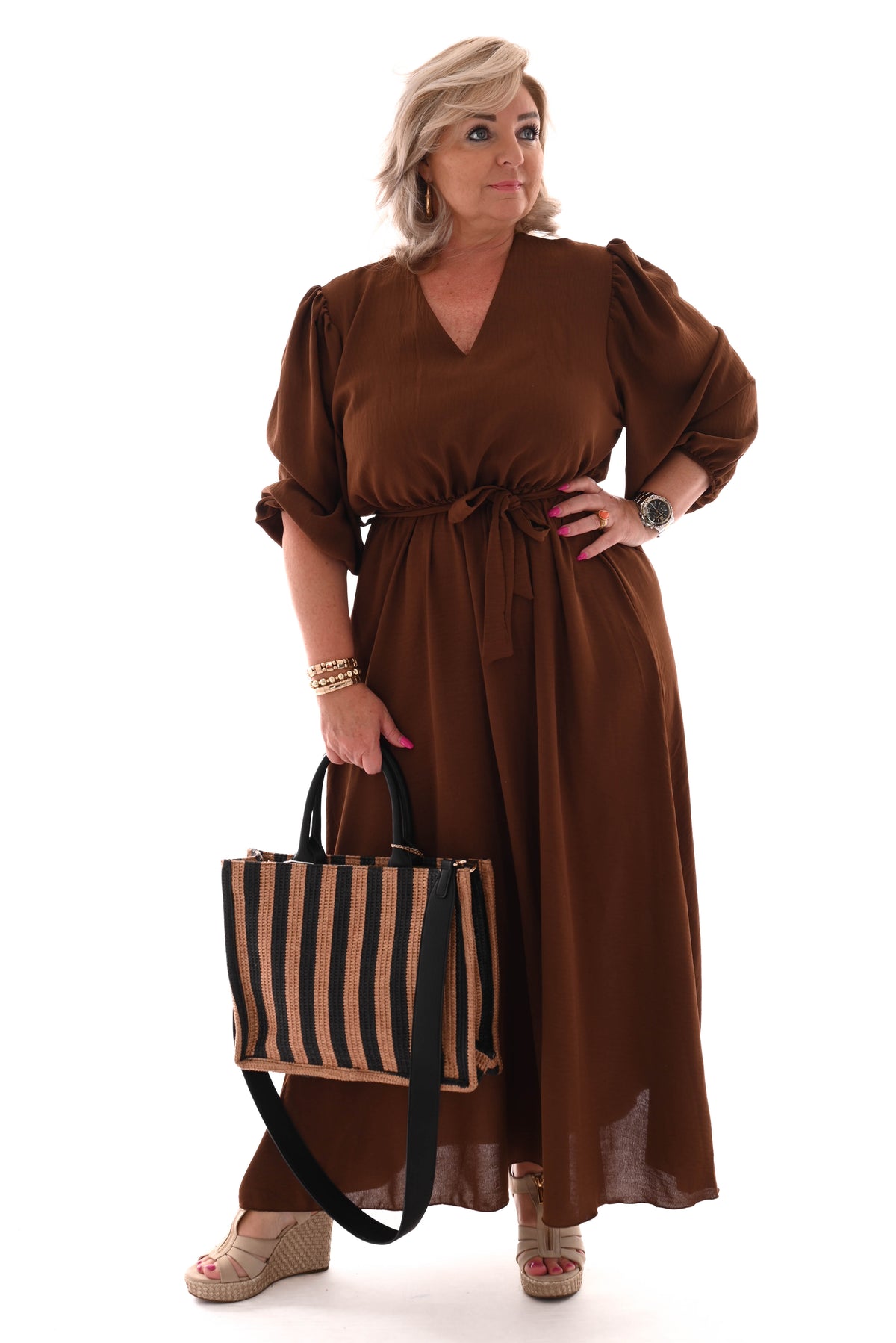 Lange jurk v-hals pofmouwen uni bruin