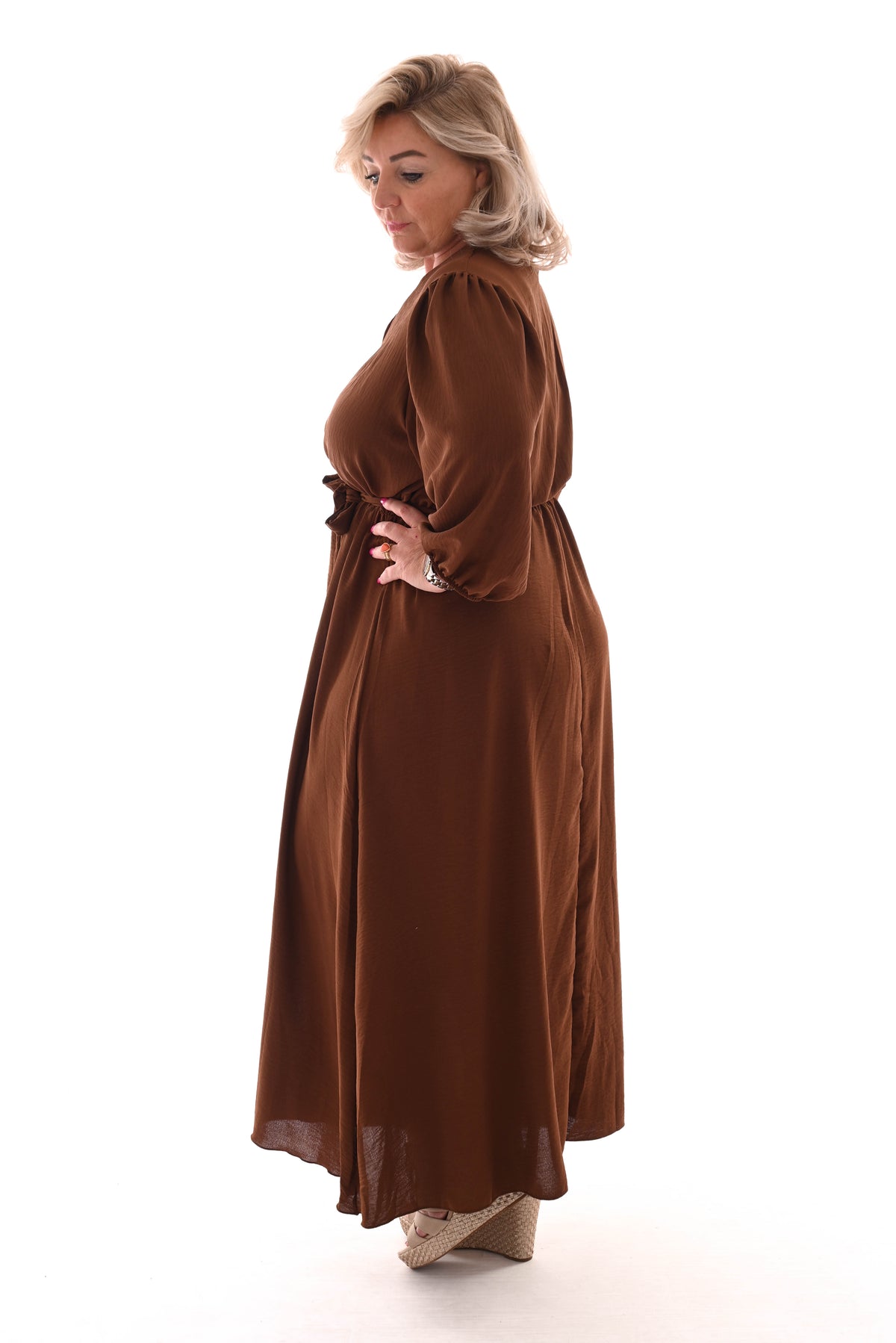 Lange jurk v-hals pofmouwen uni bruin