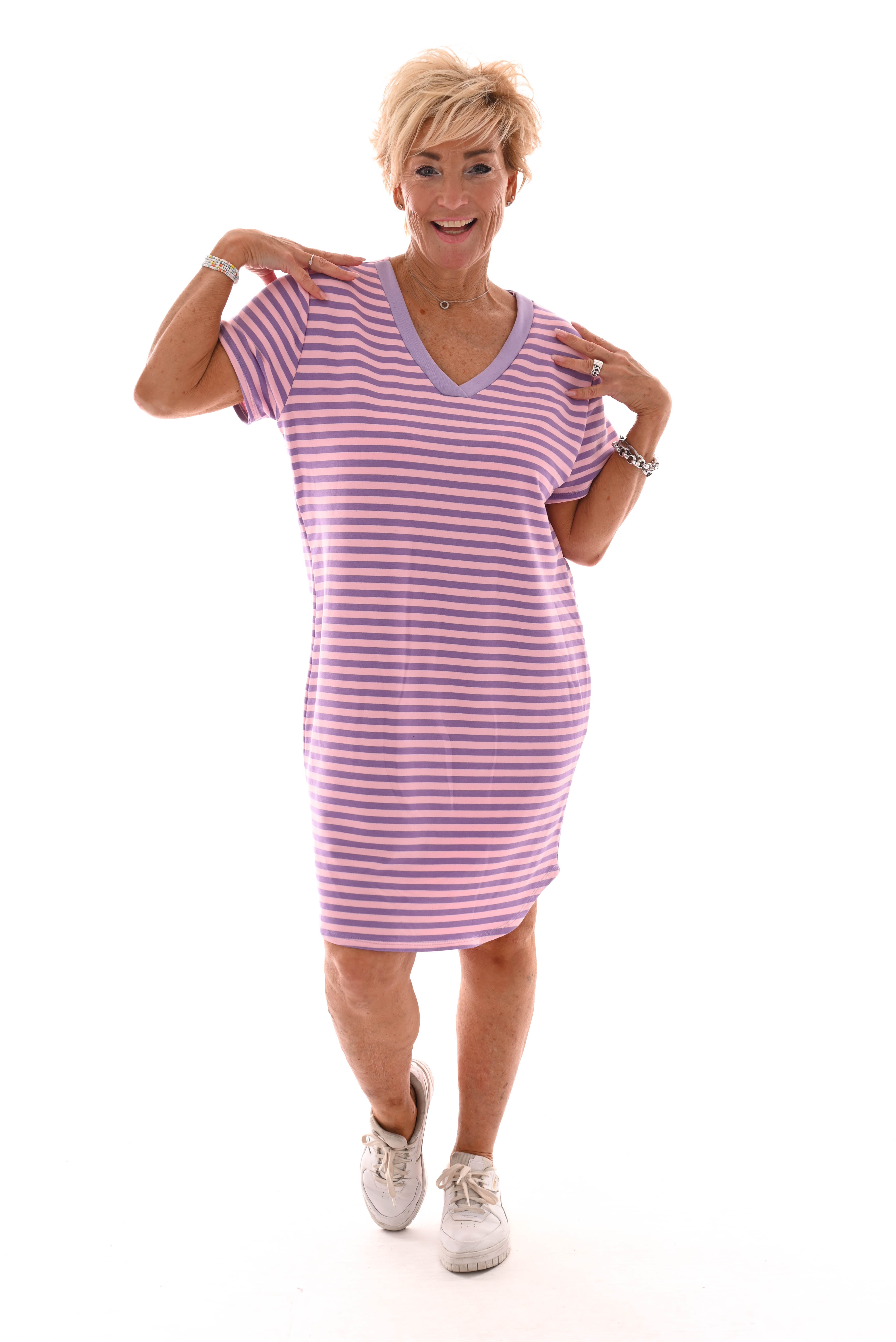 Korte sweaterdress gestreept v-hals lichtroze/lila