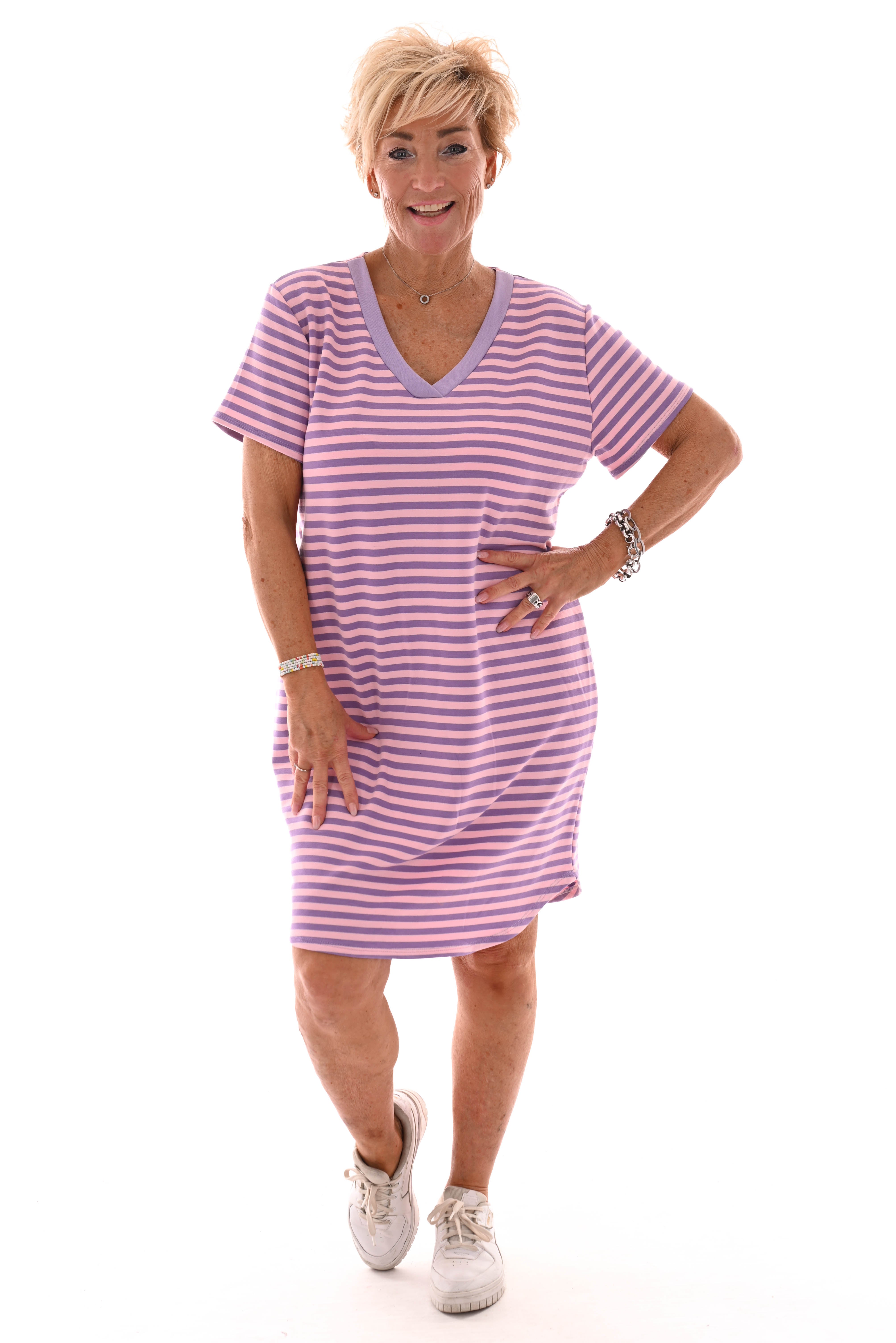Korte sweaterdress gestreept v-hals lichtroze/lila