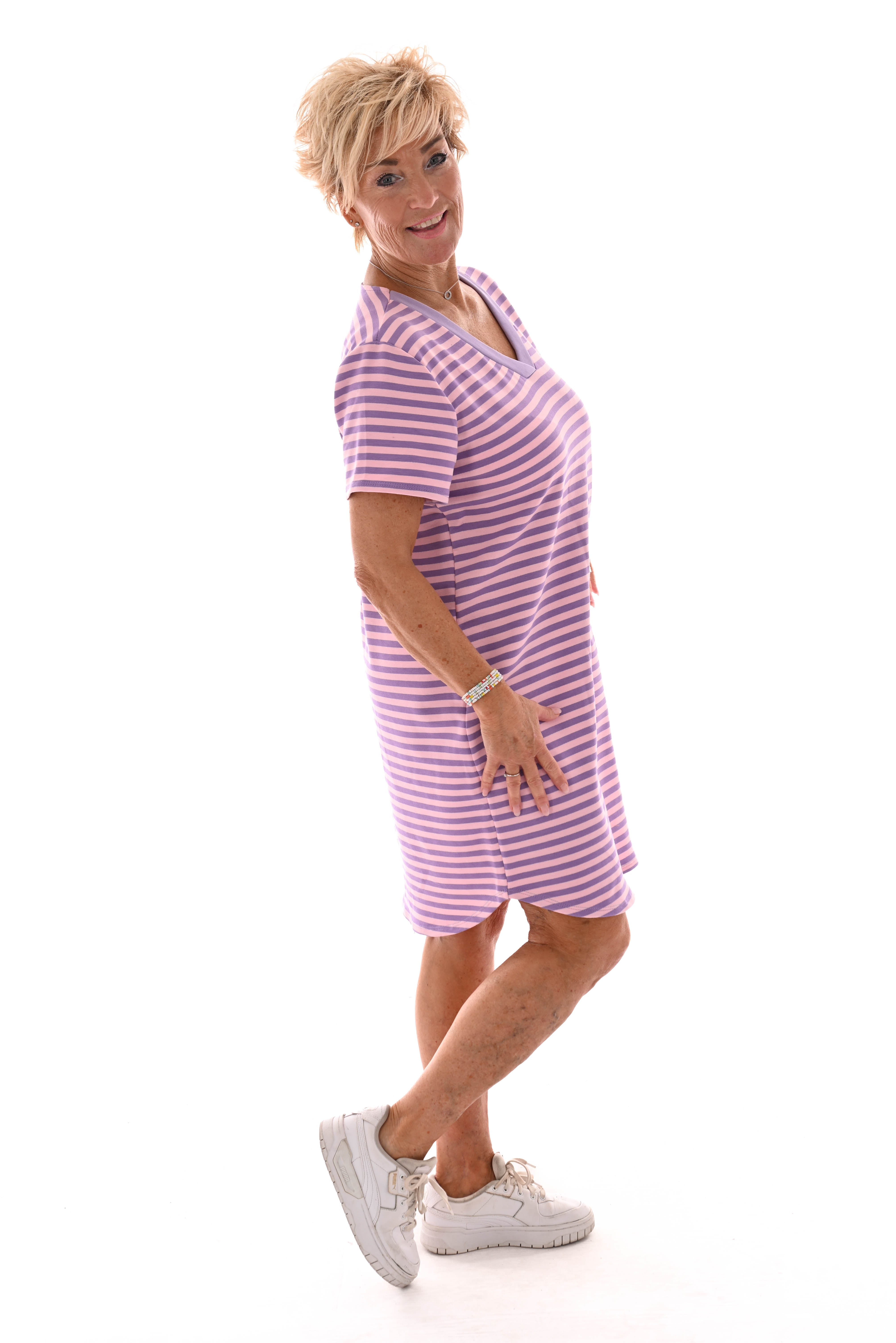 Korte sweaterdress gestreept v-hals lichtroze/lila
