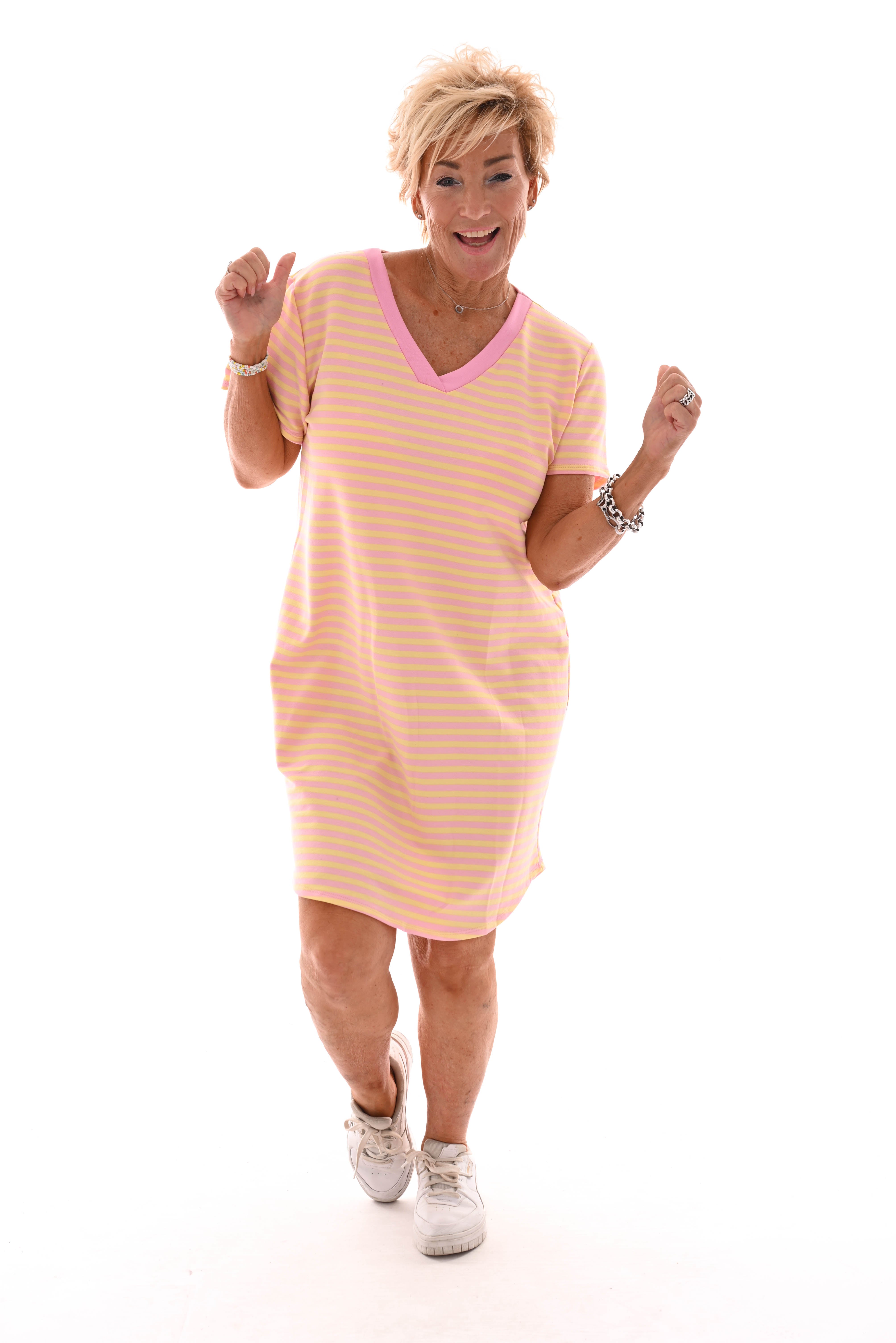 Korte sweaterdress gestreept v-hals lichtroze/geel