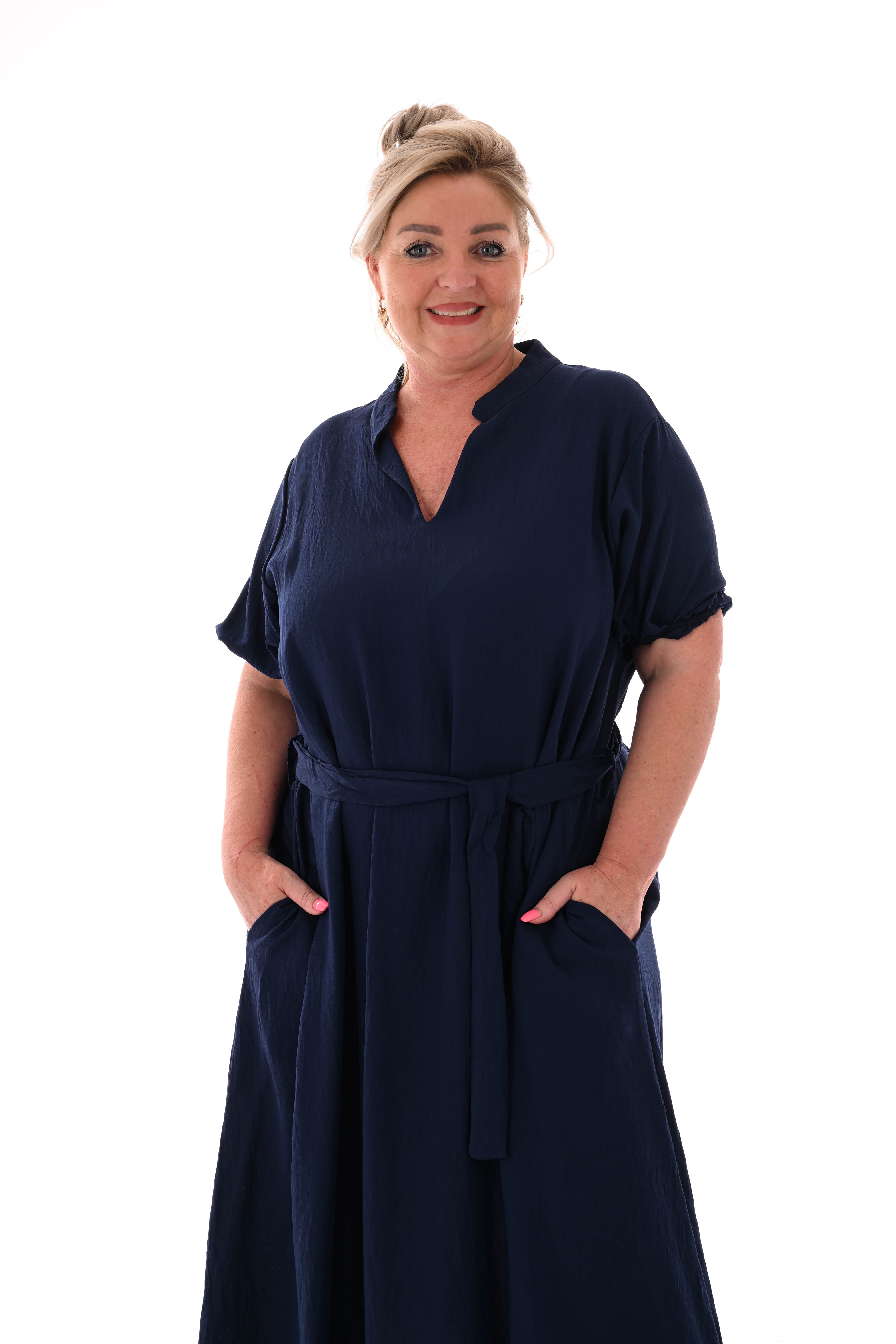 Lange jurk korte pofmouwen met ceintuur marineblauw