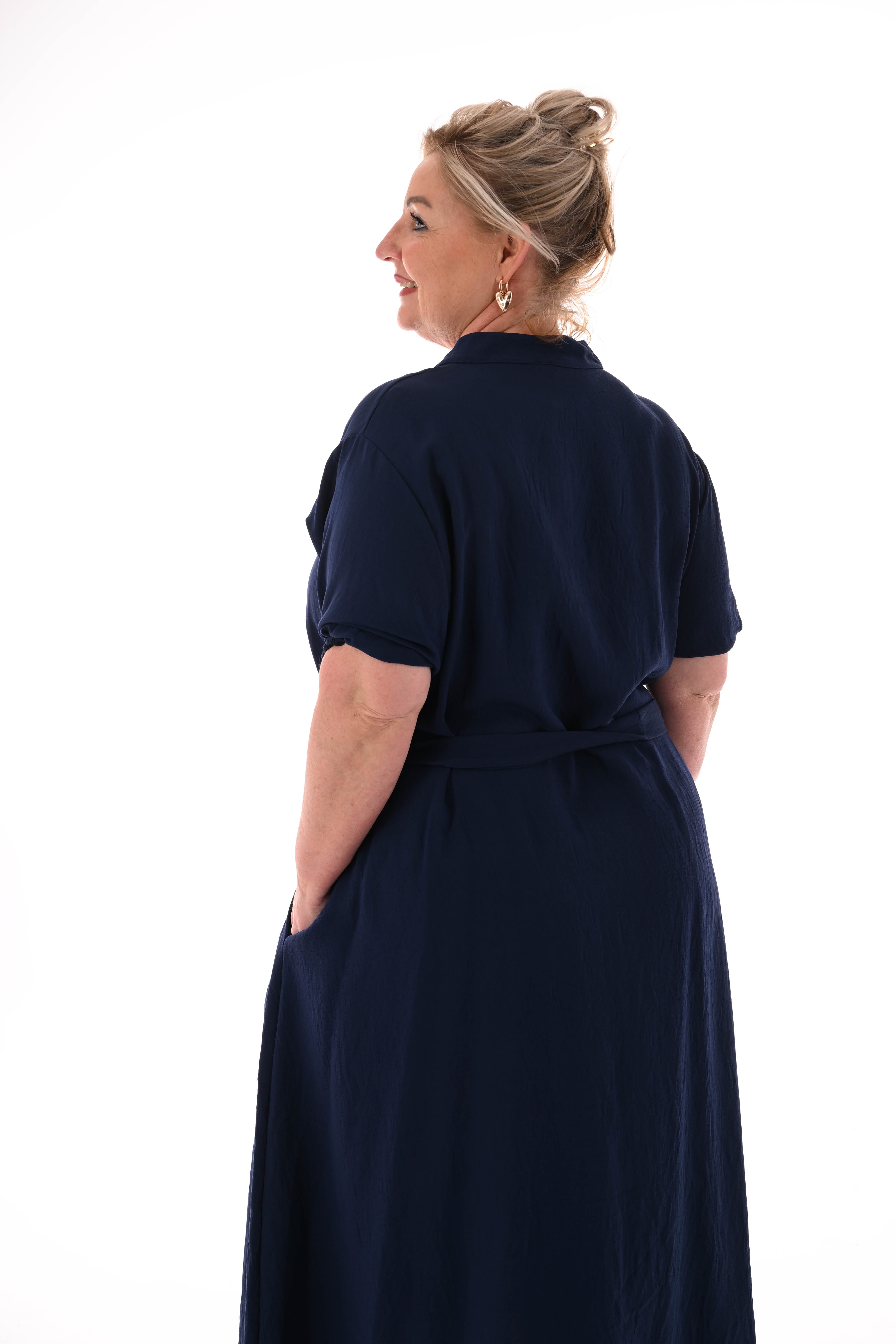 Lange jurk korte pofmouwen met ceintuur marineblauw
