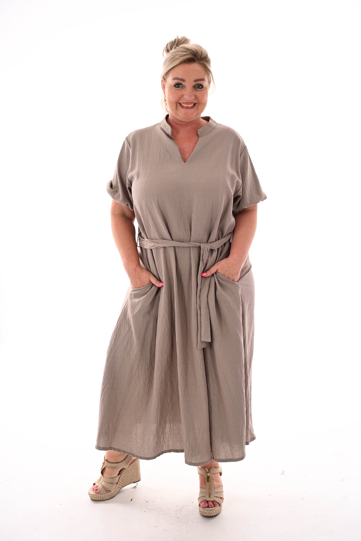 Lange jurk korte pofmouwen met ceintuur taupe