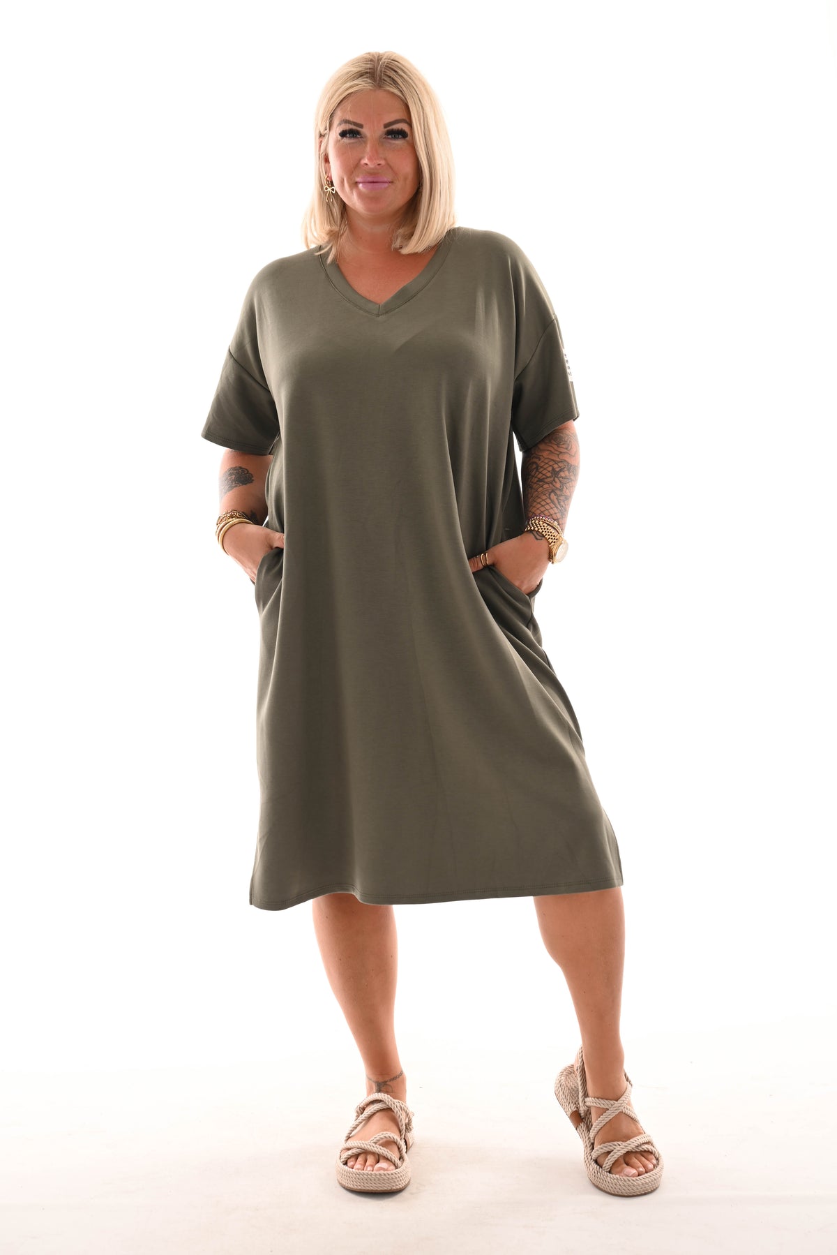 Sweaterdress v-hals korte mouwen applicatie legergroen