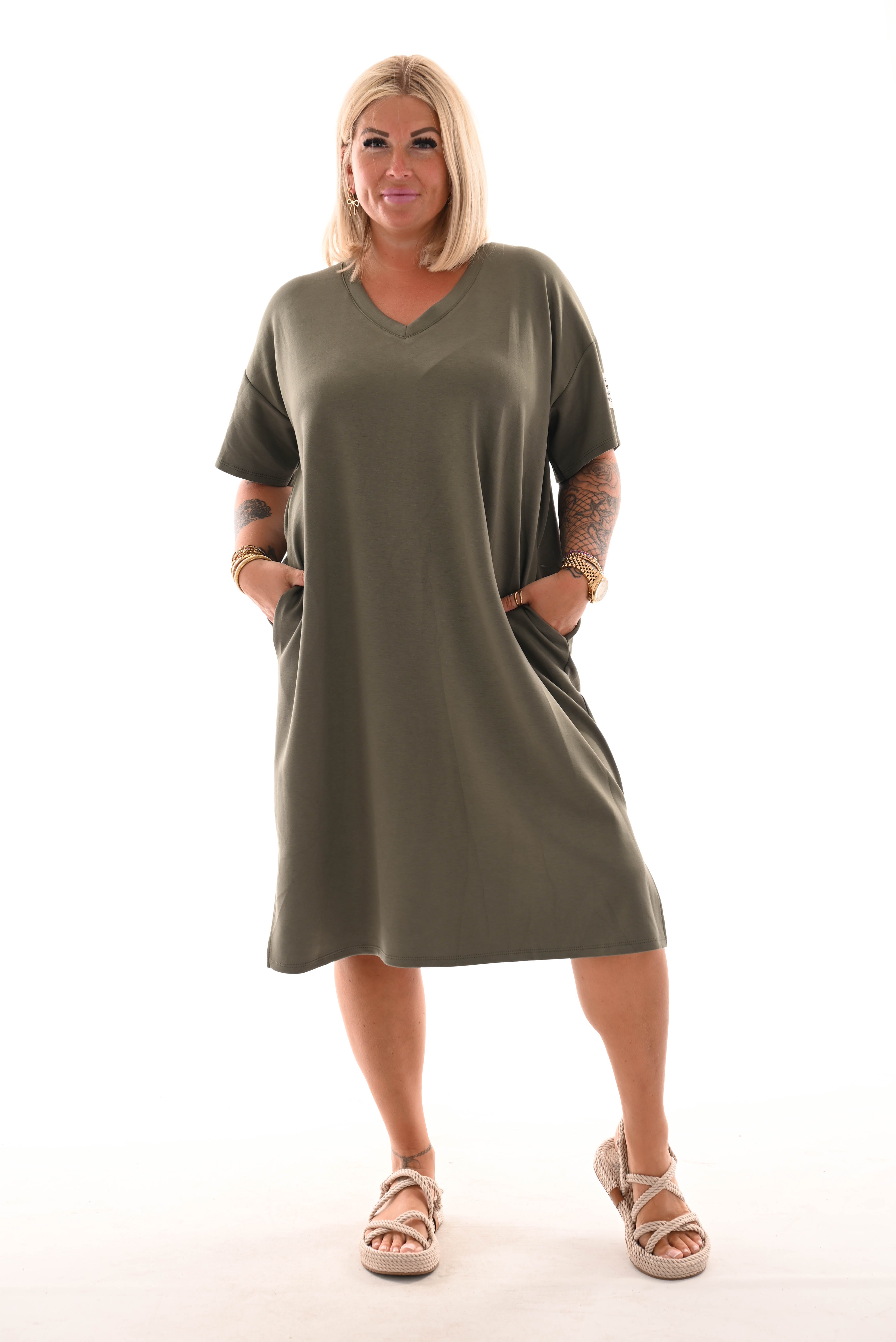 Sweaterdress v-hals korte mouwen applicatie legergroen