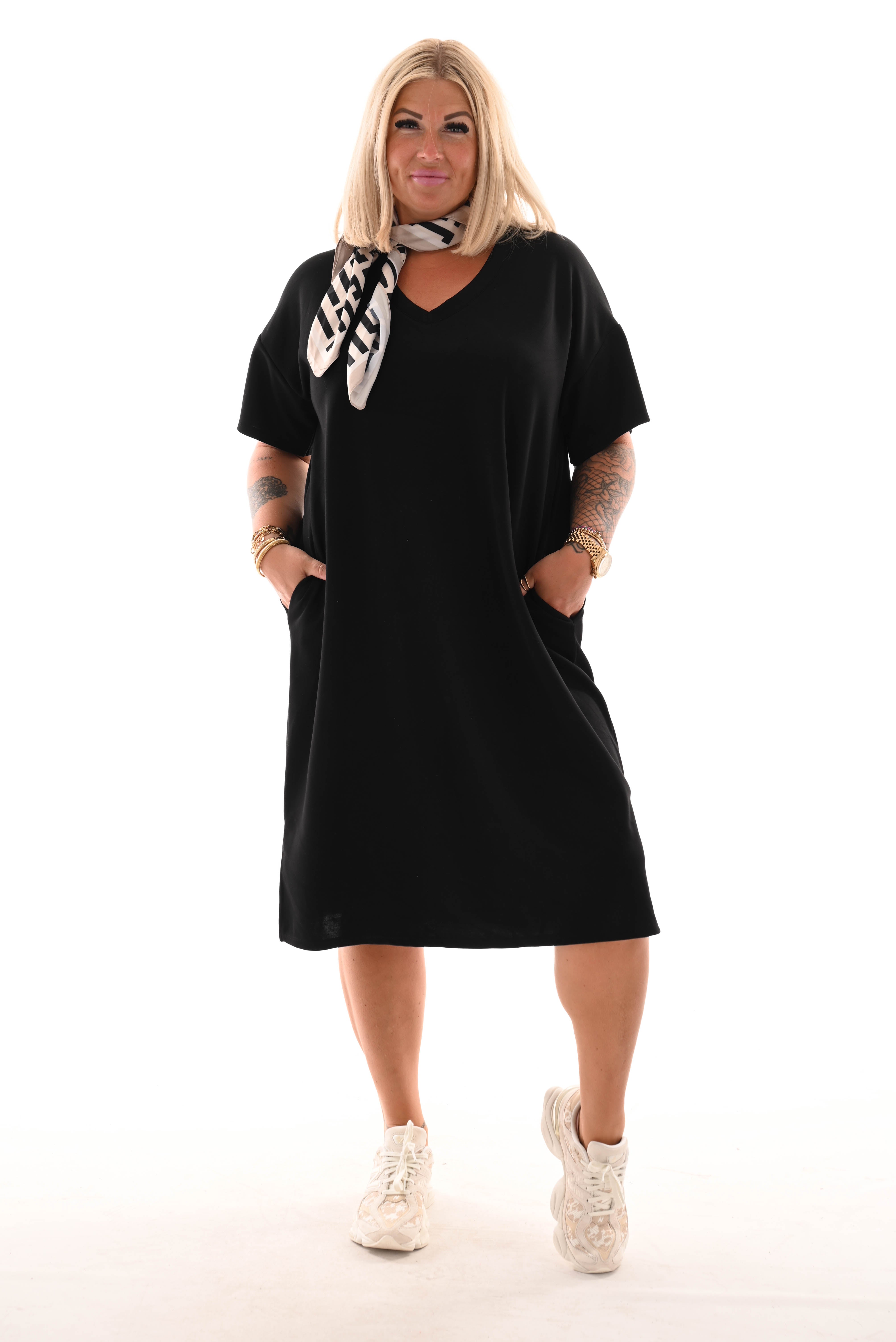Sweaterdress v-hals korte mouwen applicatie zwart