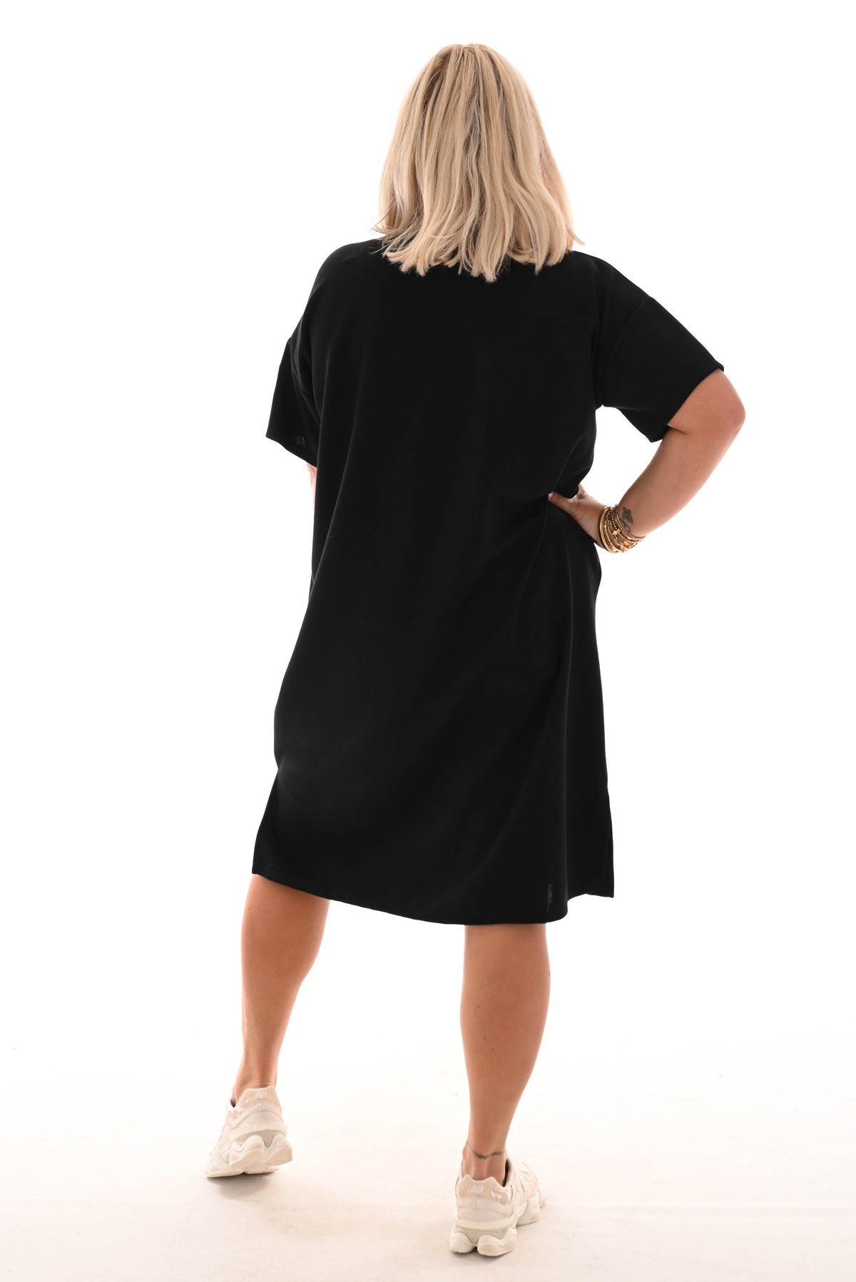 Sweaterdress v-hals korte mouwen applicatie zwart