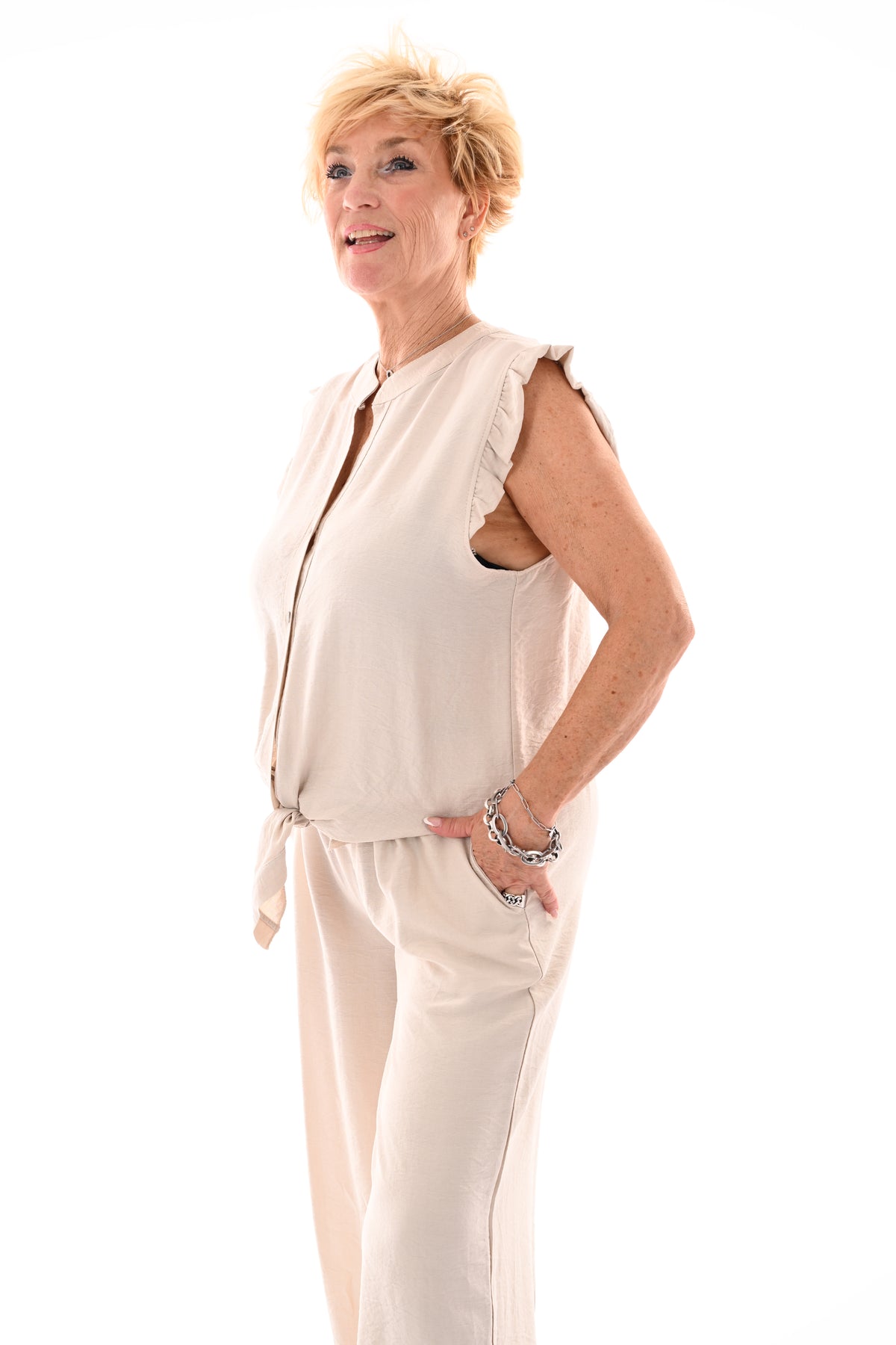 Tweedelig set mouwloos met knoop beige