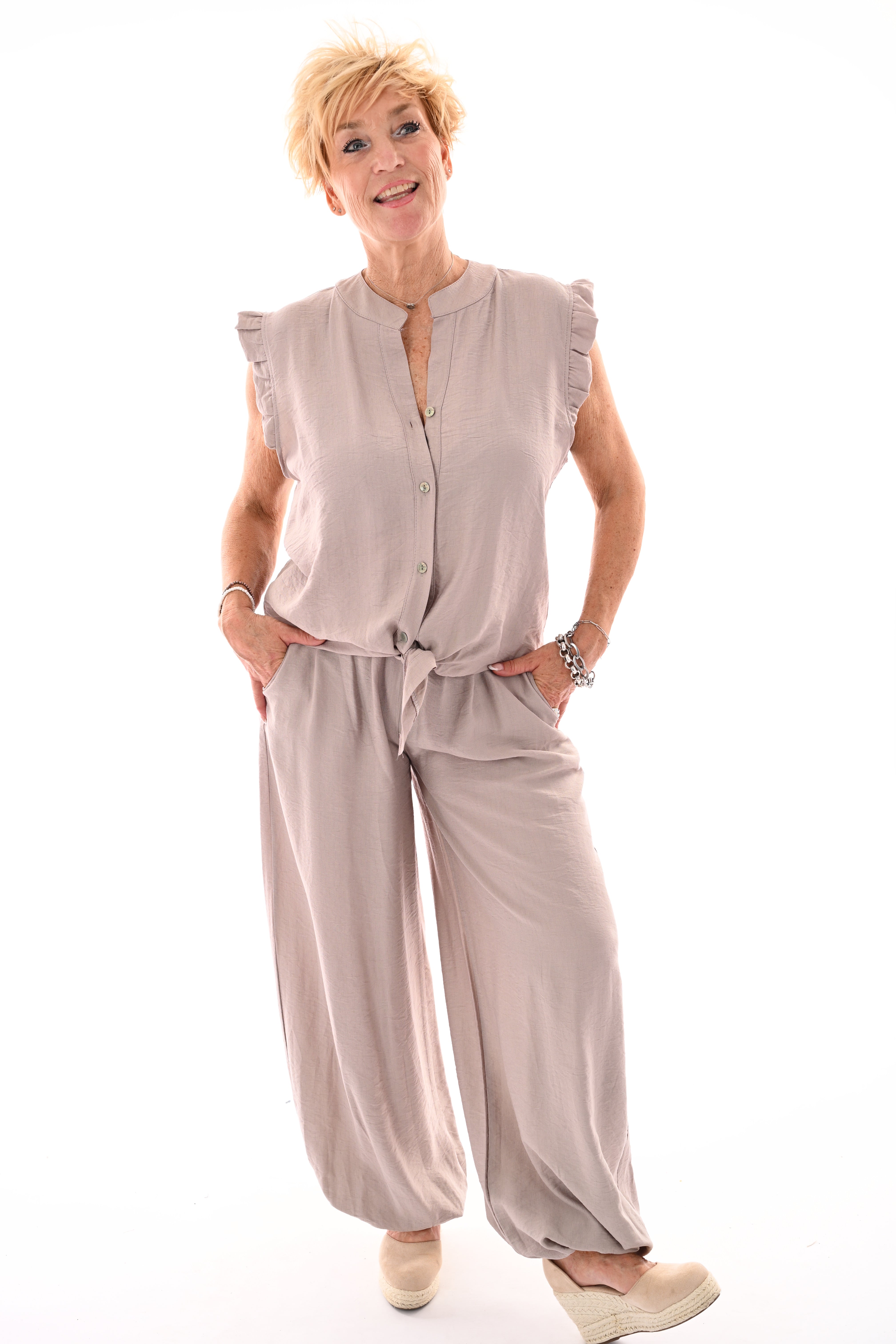 Tweedelig set mouwloos met knoop taupe
