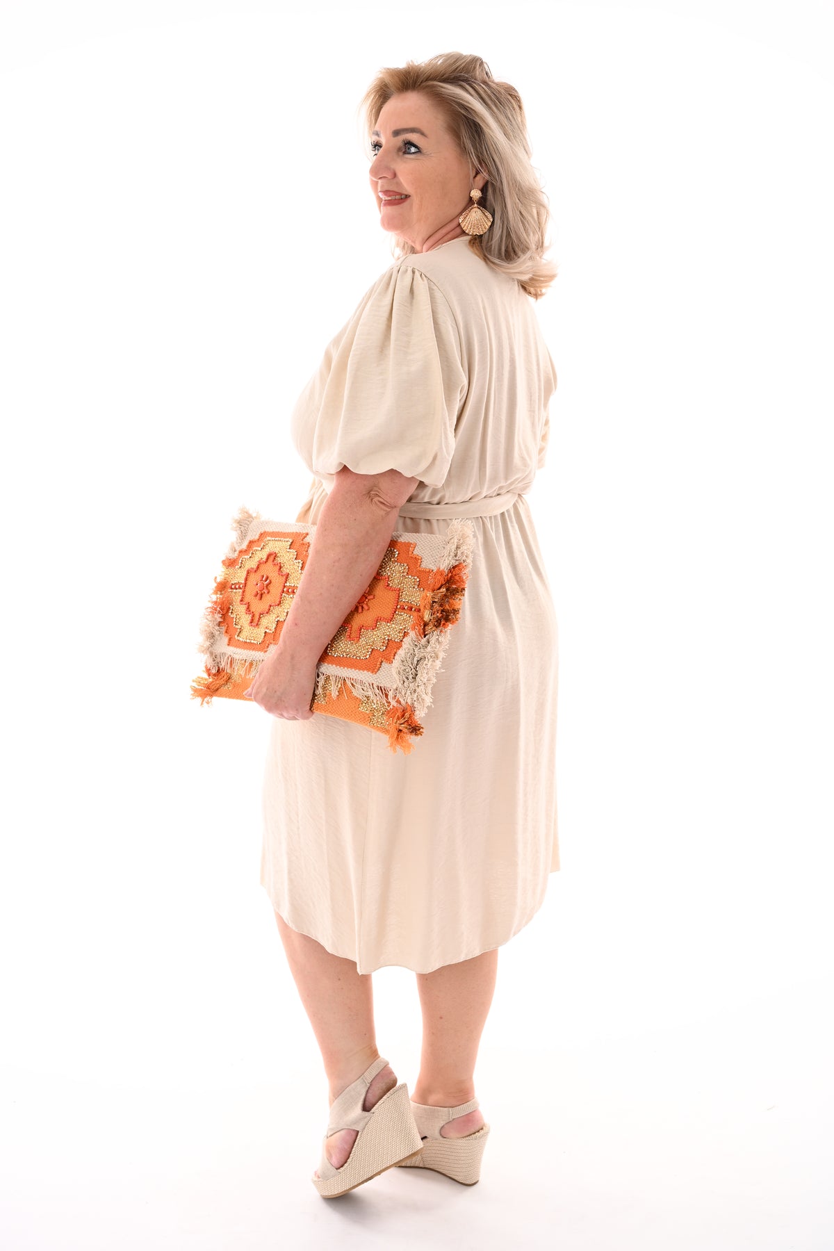 Korte jurk met ceintuur beige