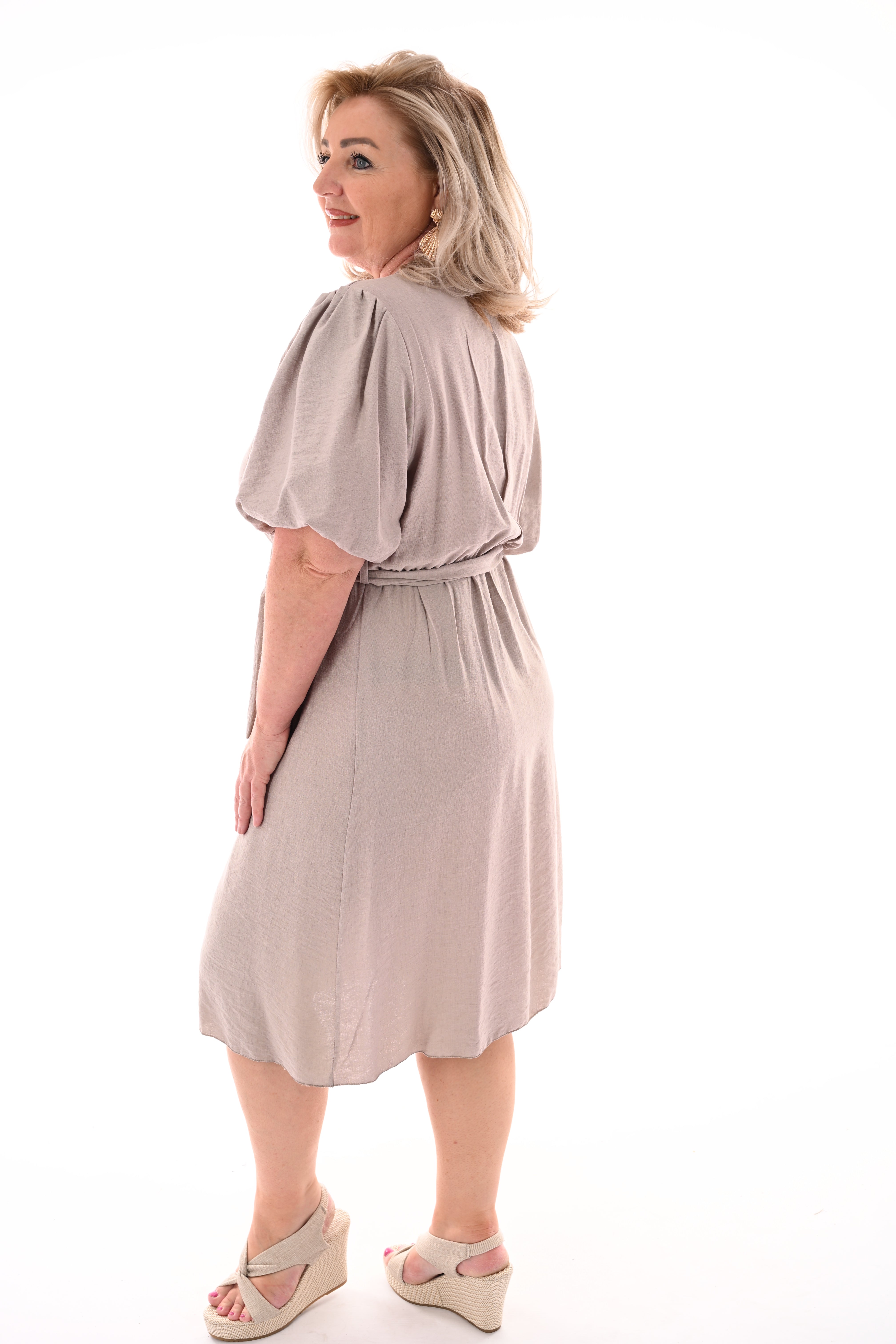 Korte jurk met ceintuur taupe