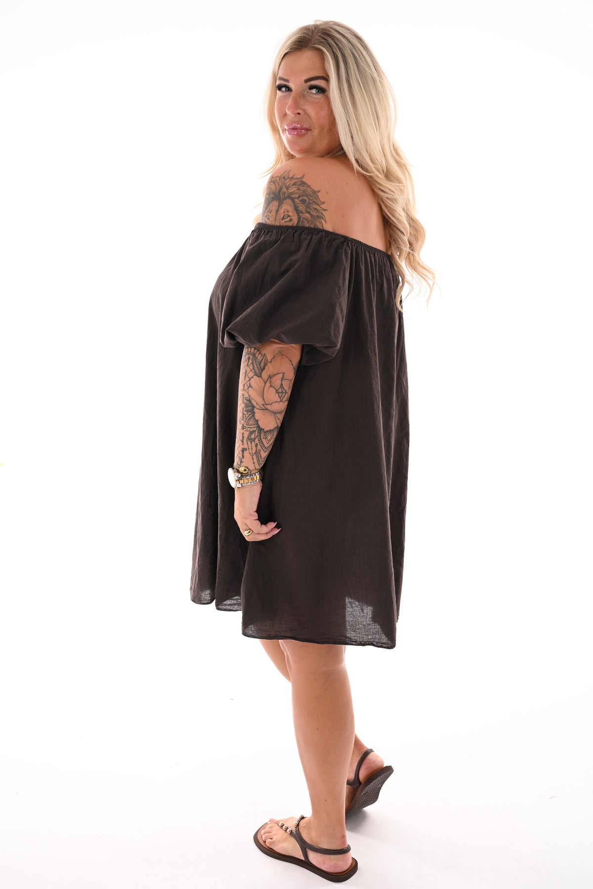 Jurk off-shoulder korte pofmouwen uni donkerbruin