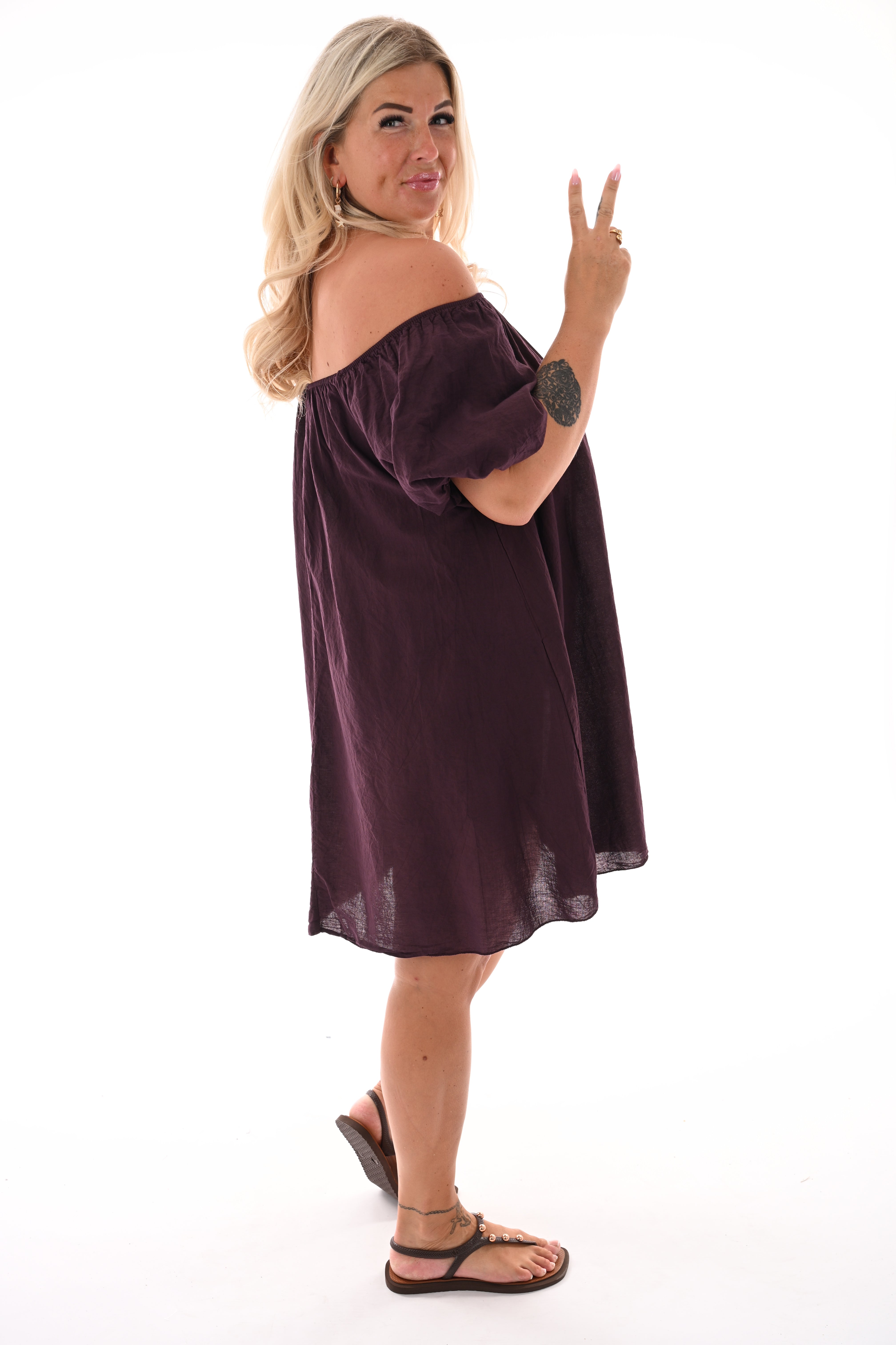 Jurk off-shoulder korte pofmouwen uni aubergine
