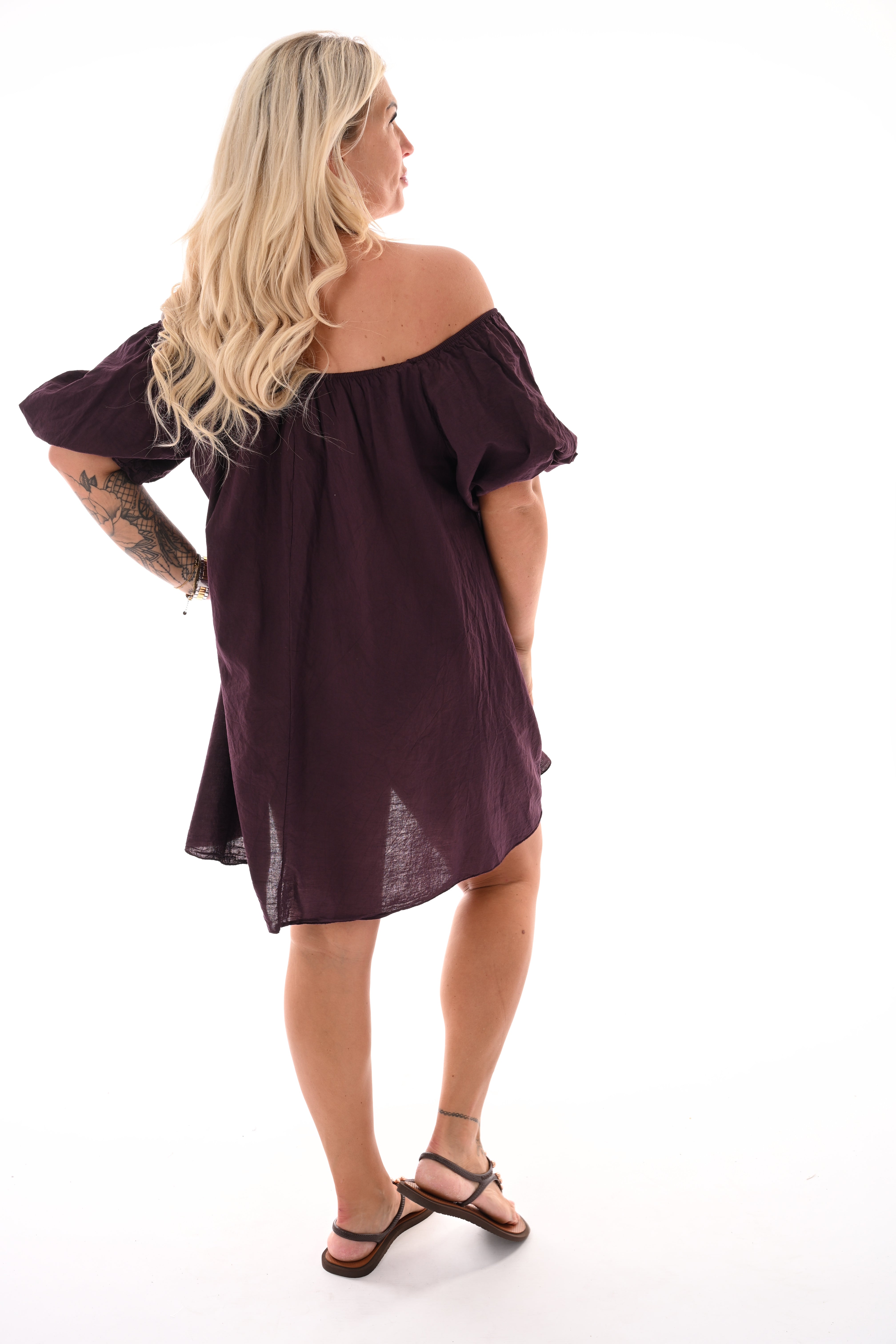 Jurk off-shoulder korte pofmouwen uni aubergine