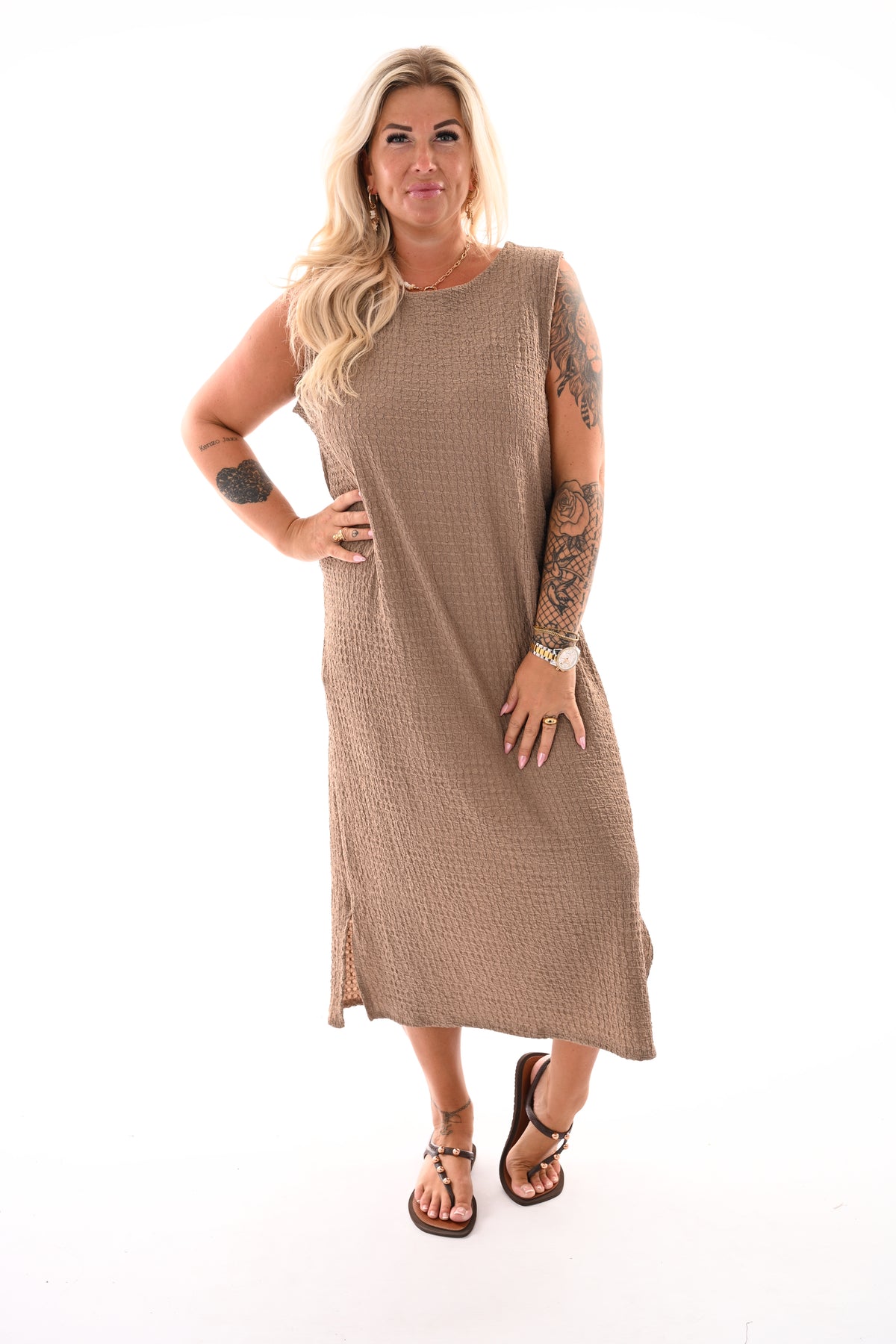 Crepe jurk mouwloos uni taupe