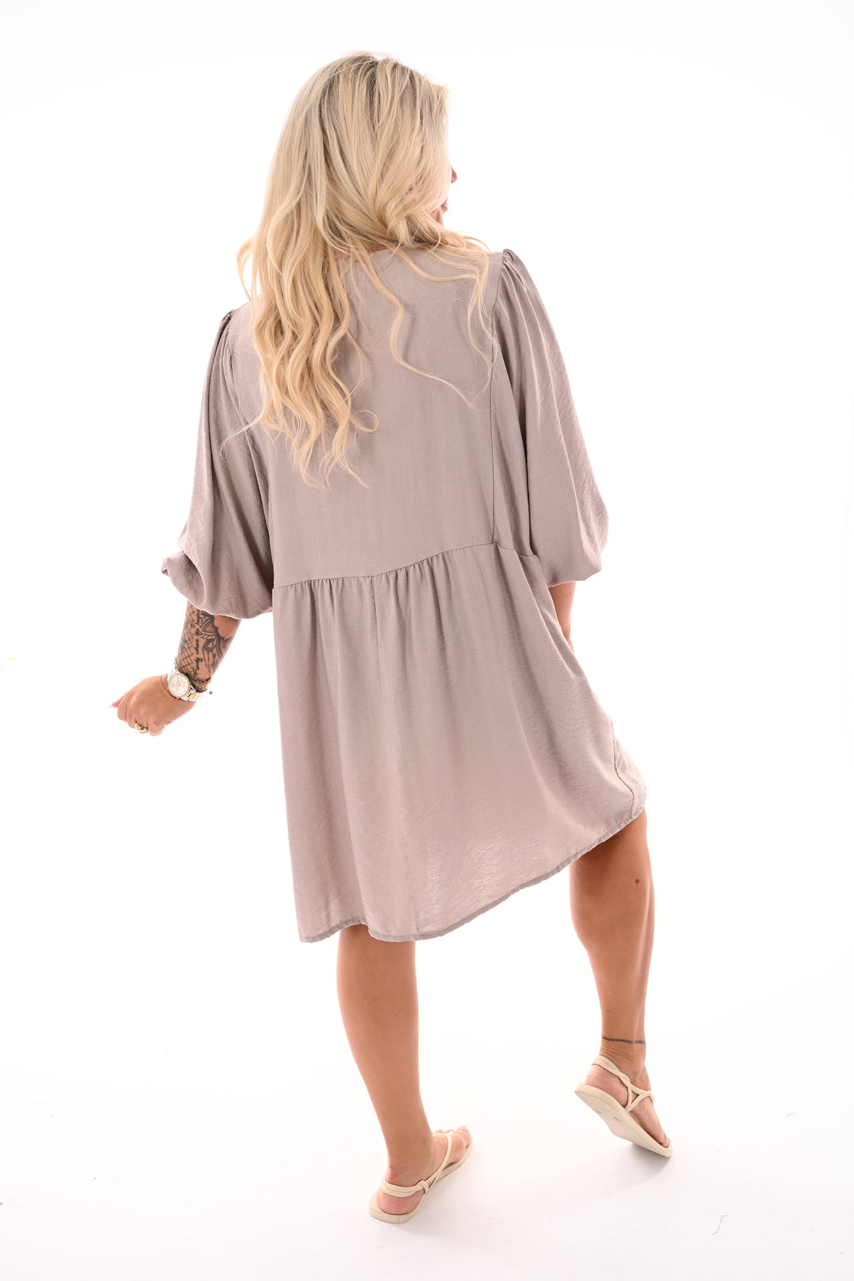 Jurk v-hals met vleermuismouwen taupe
