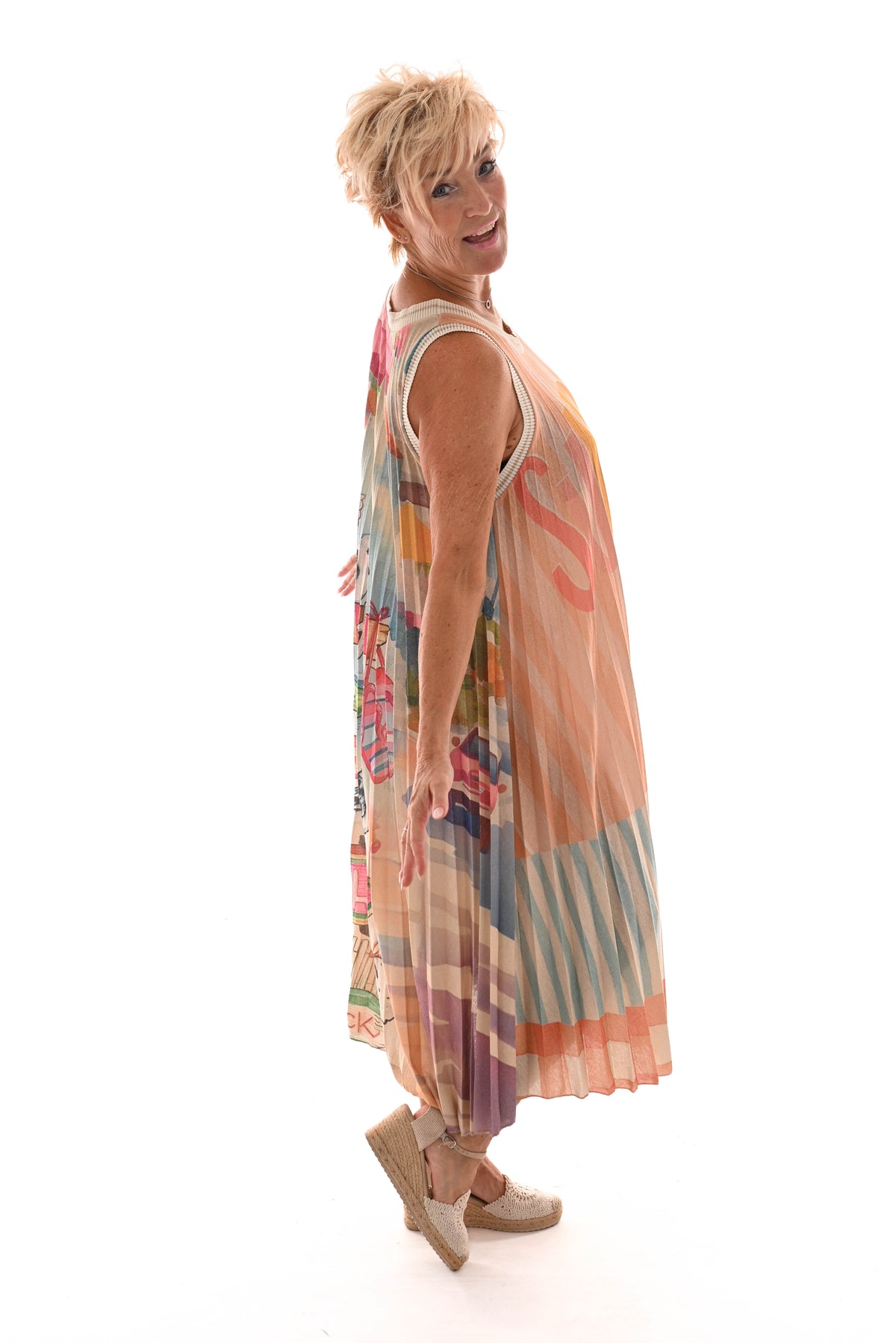 Mouwloze jurk plisse ronde hals Sunday peach