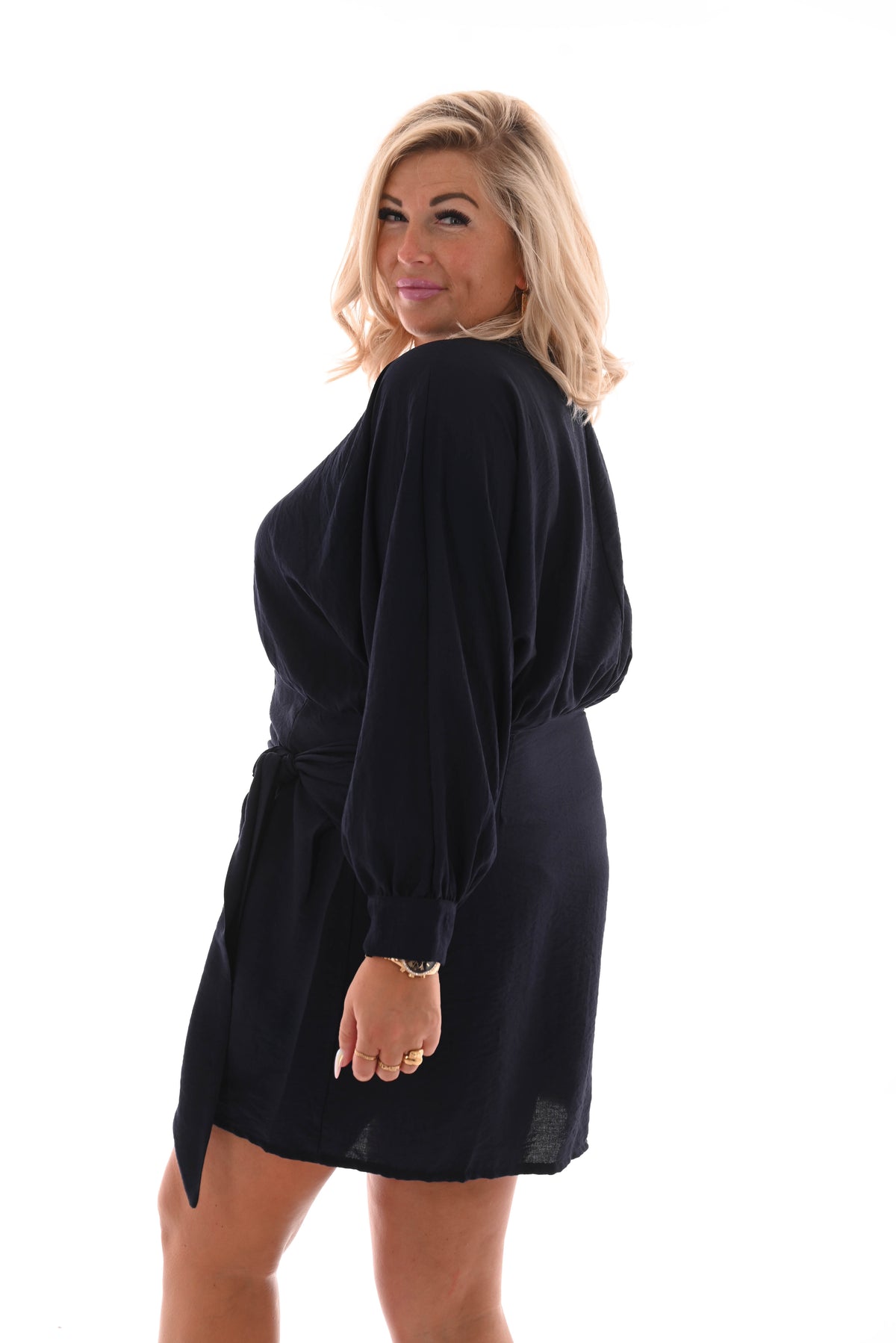 Jurk met overslag en knoop uni marineblauw