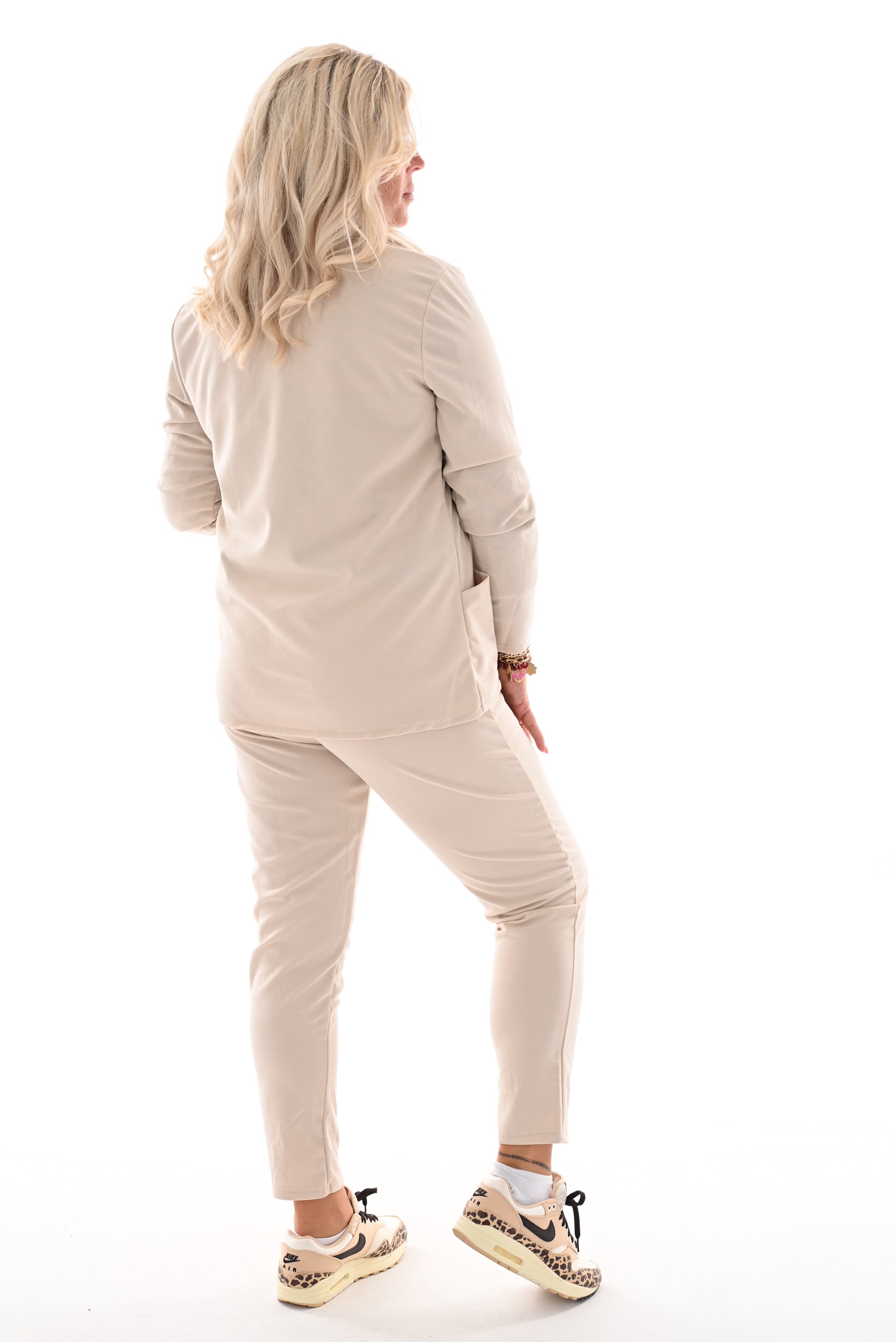 Tweedelig stretchpak met strik beige