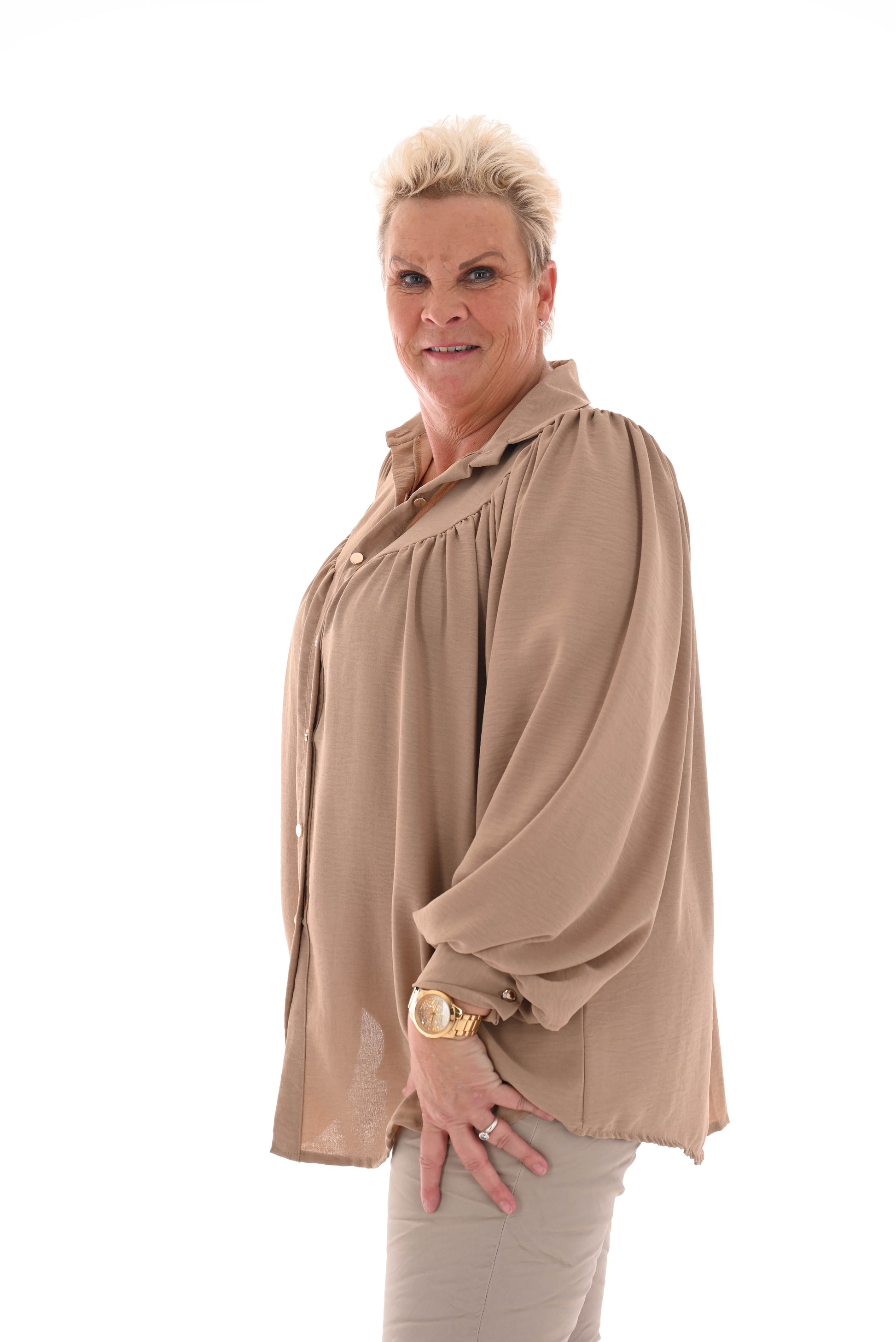 Blouse pofmouw met gouden knopen camel