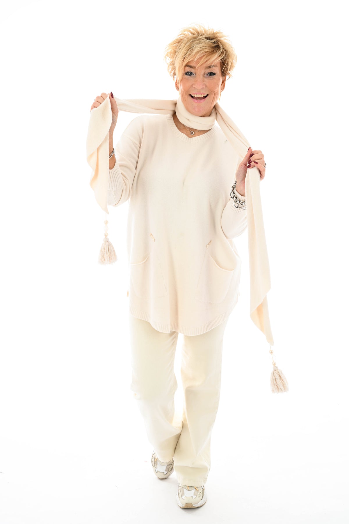 Fijn gebreide trui met sjaal creme