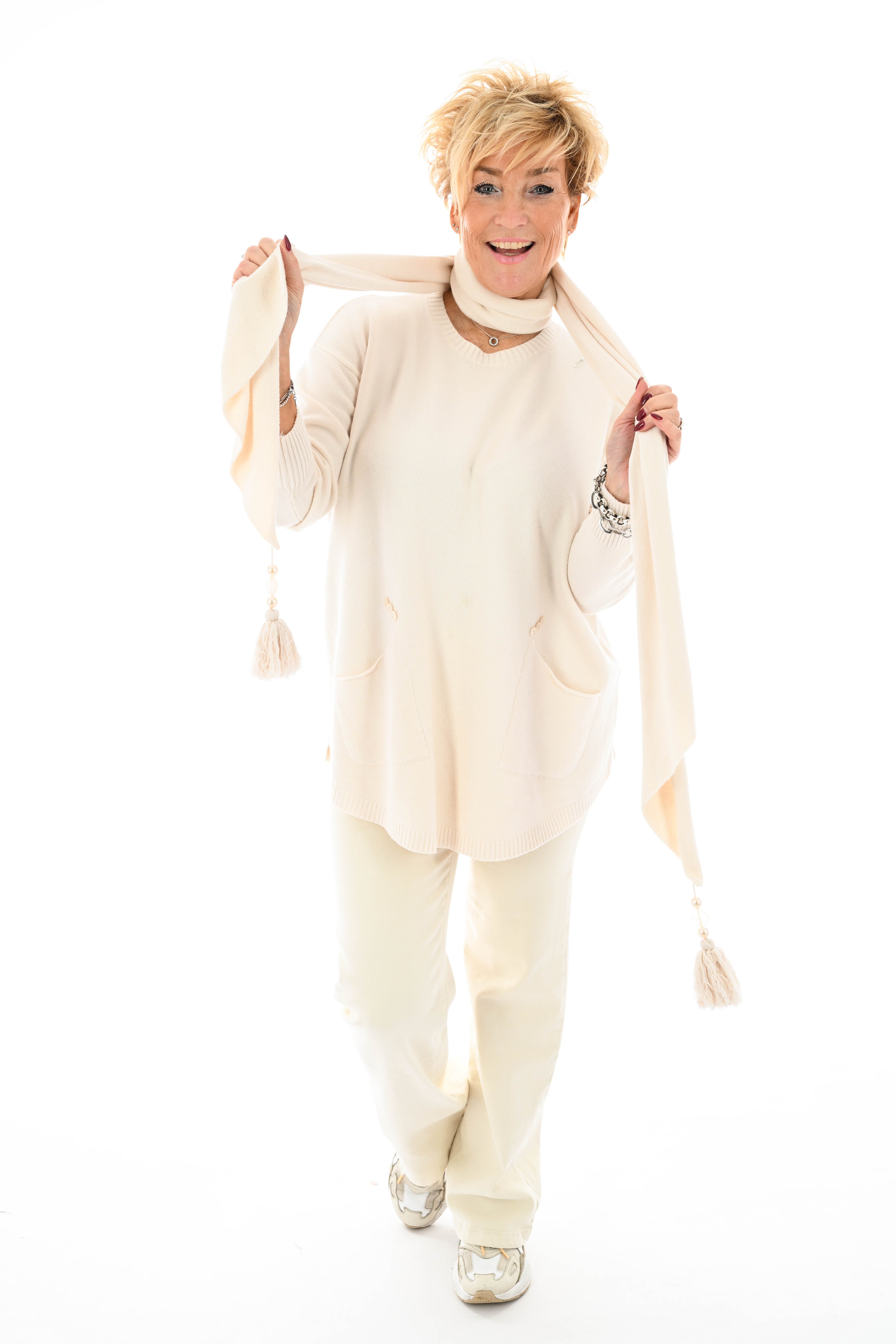 Fijn gebreide trui met sjaal creme