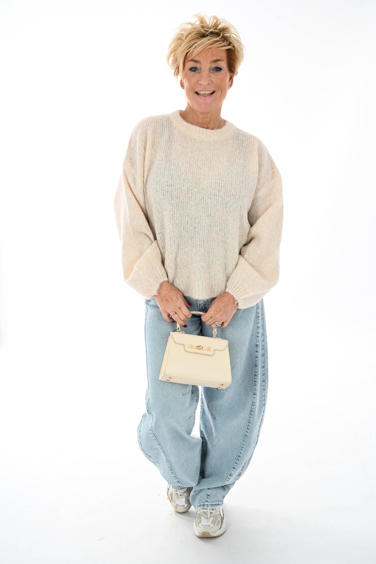 Fijn gebreide trui pofmouwen creme