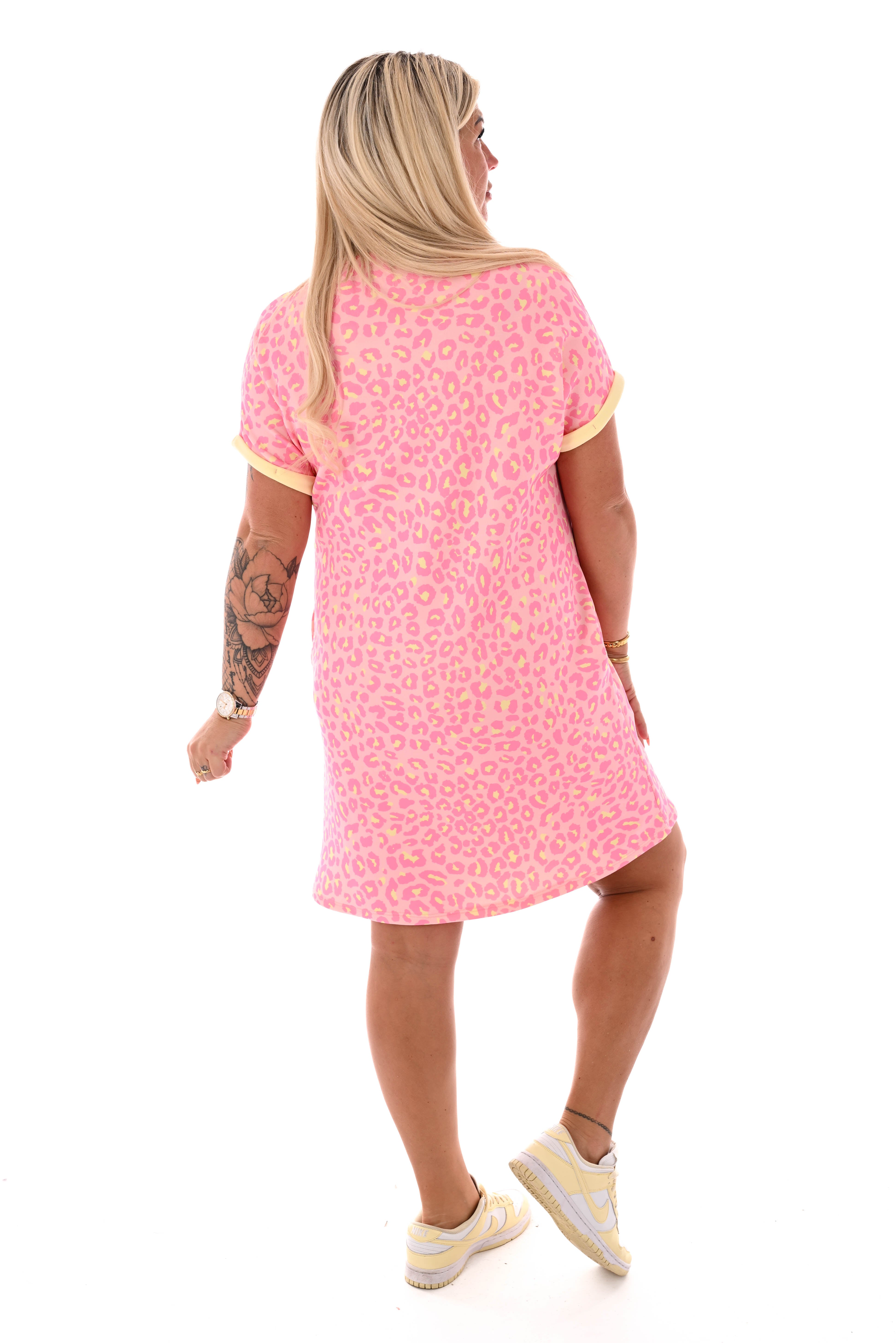Sweaterdress panterprint korte mouwen lichtgeel