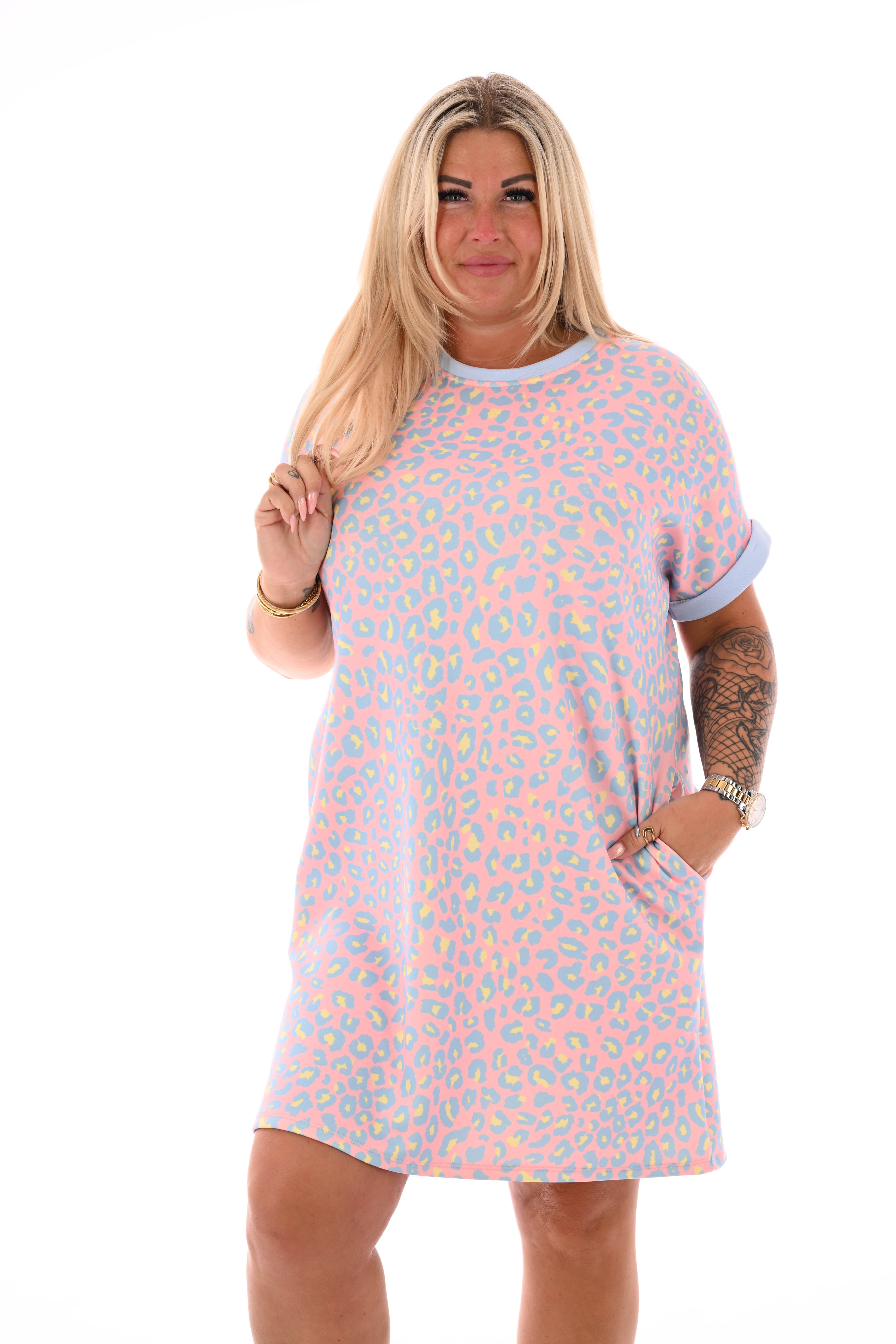 Sweaterdress panterprint korte mouwen lichtblauw