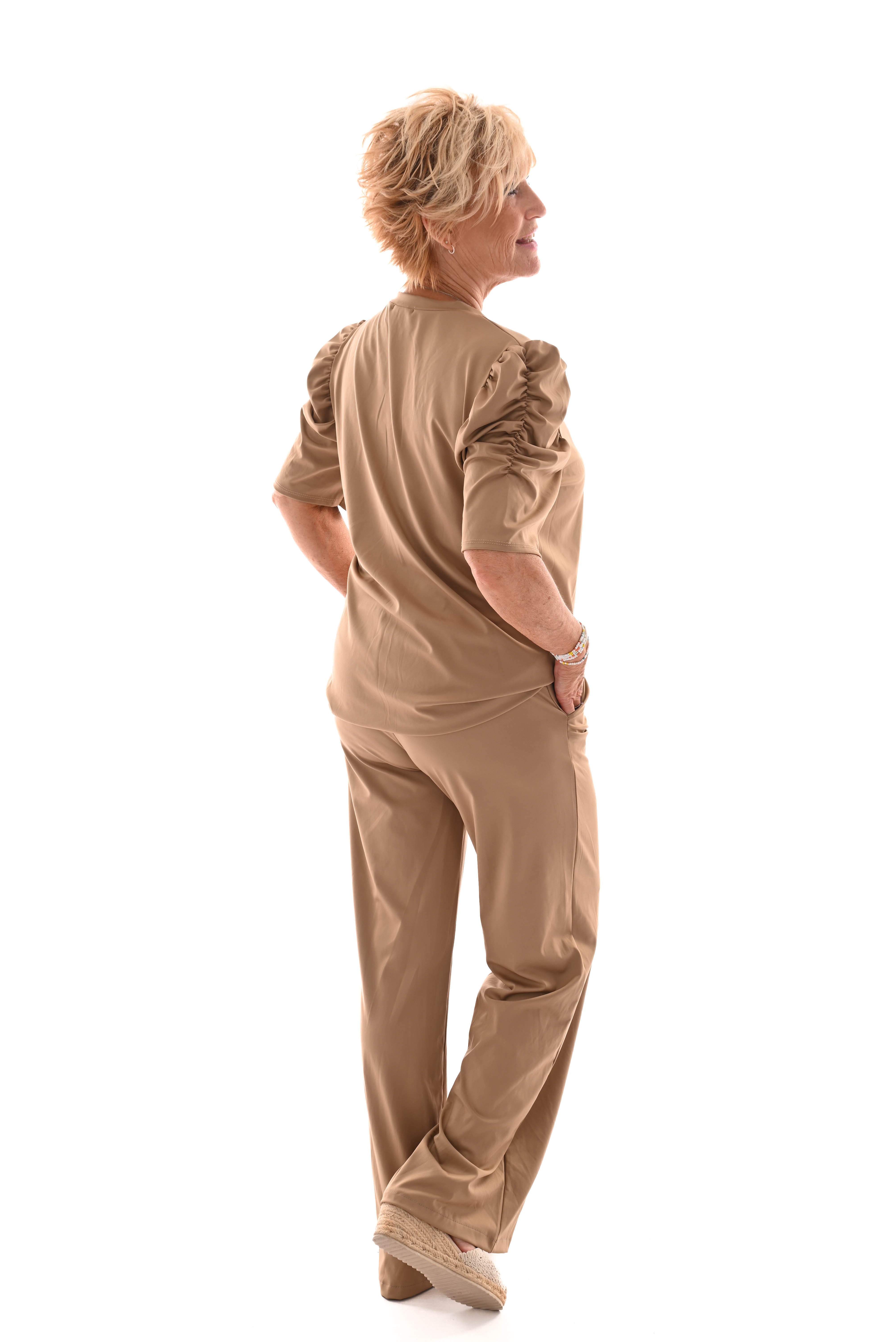 Tweedelig pak gedrapeerde korte mouwen camel