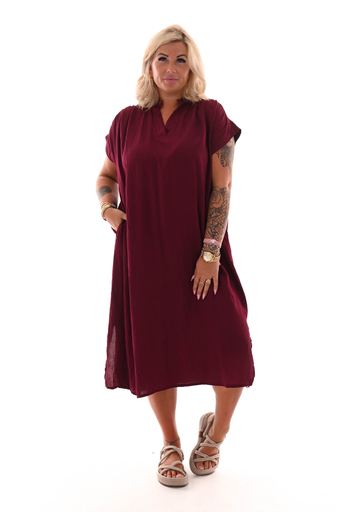 Jurk met ceintuur opstaande kraag bordeaux