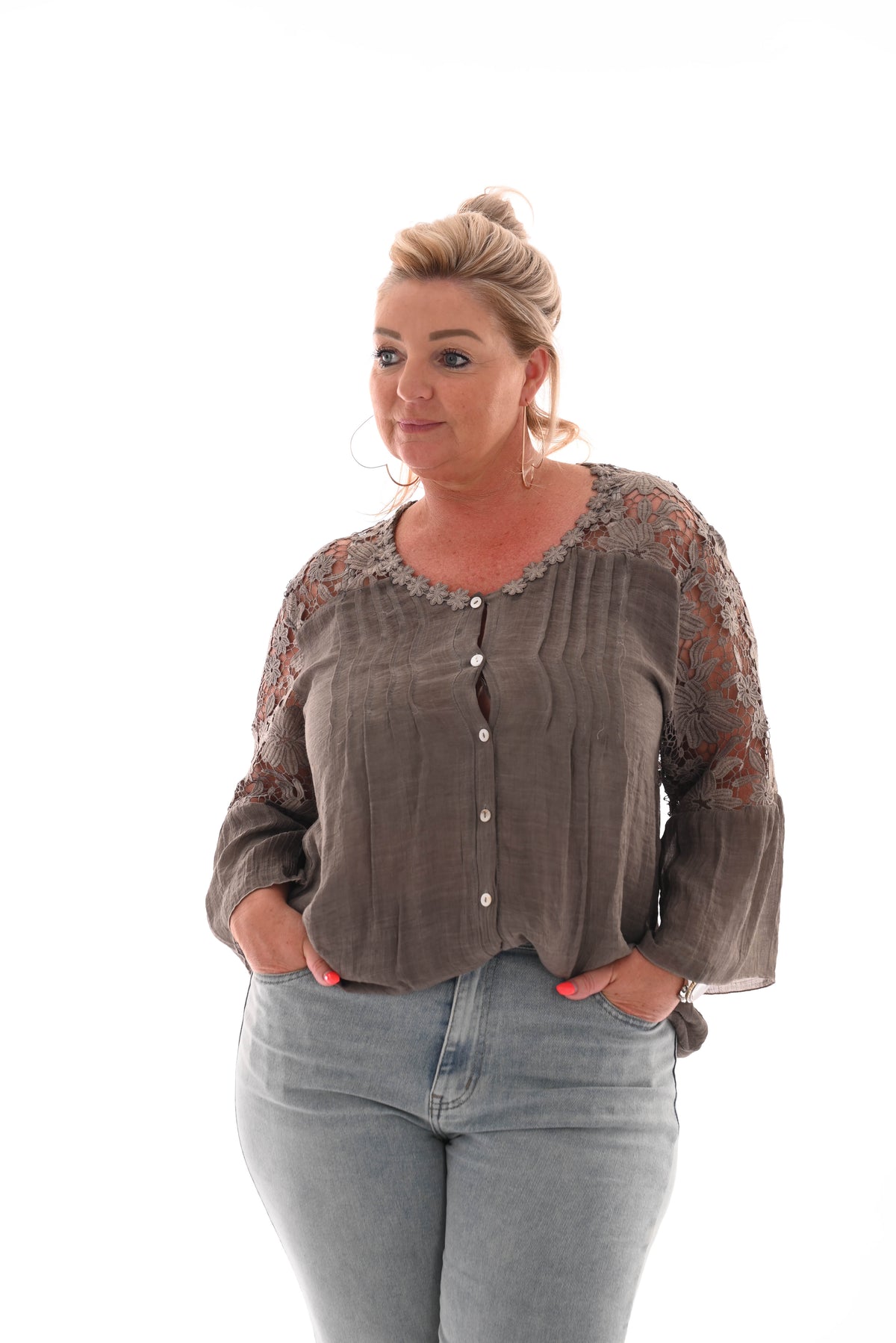Doorknoop blouse bloemen hals bruin