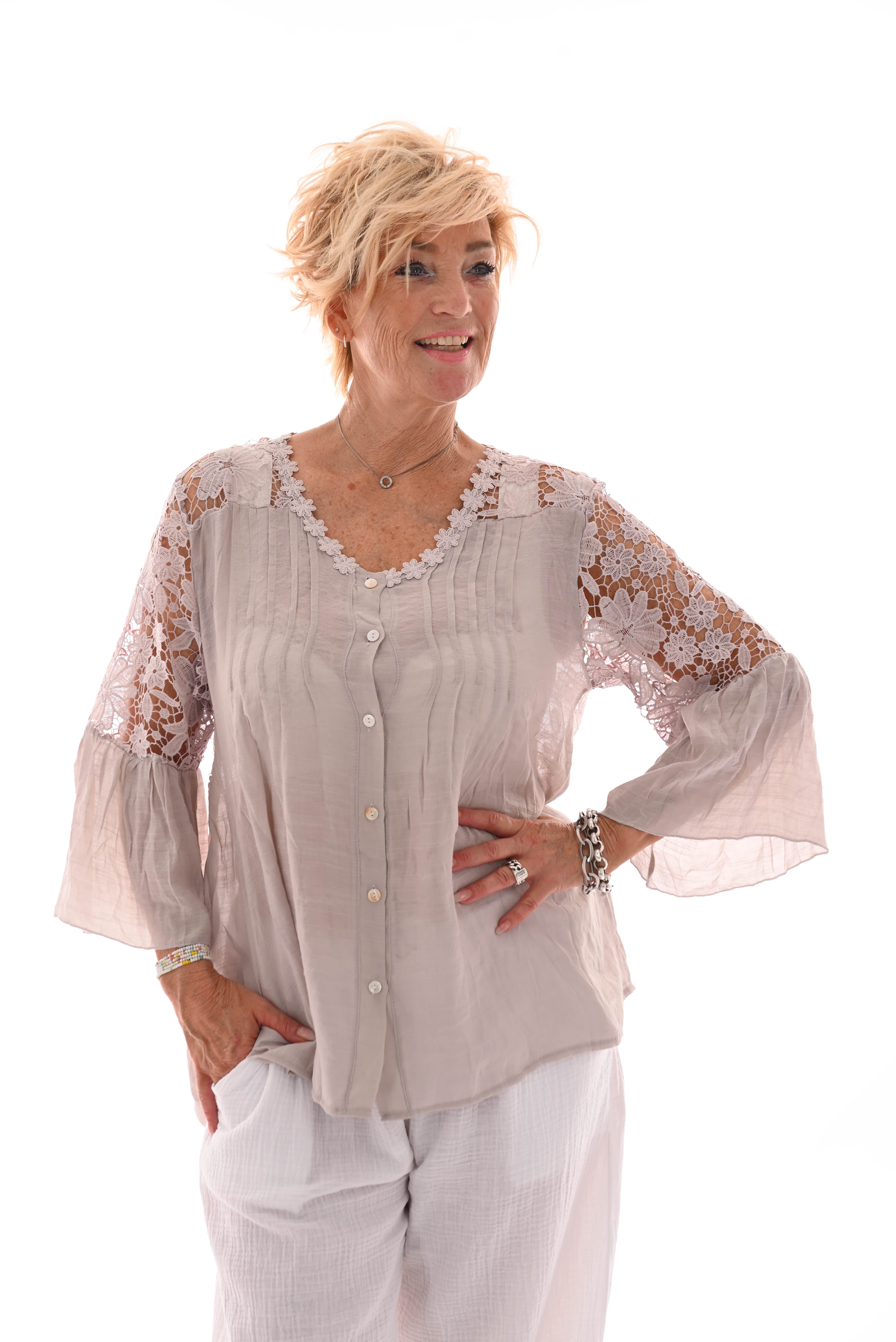 Doorknoop blouse bloemen hals beige