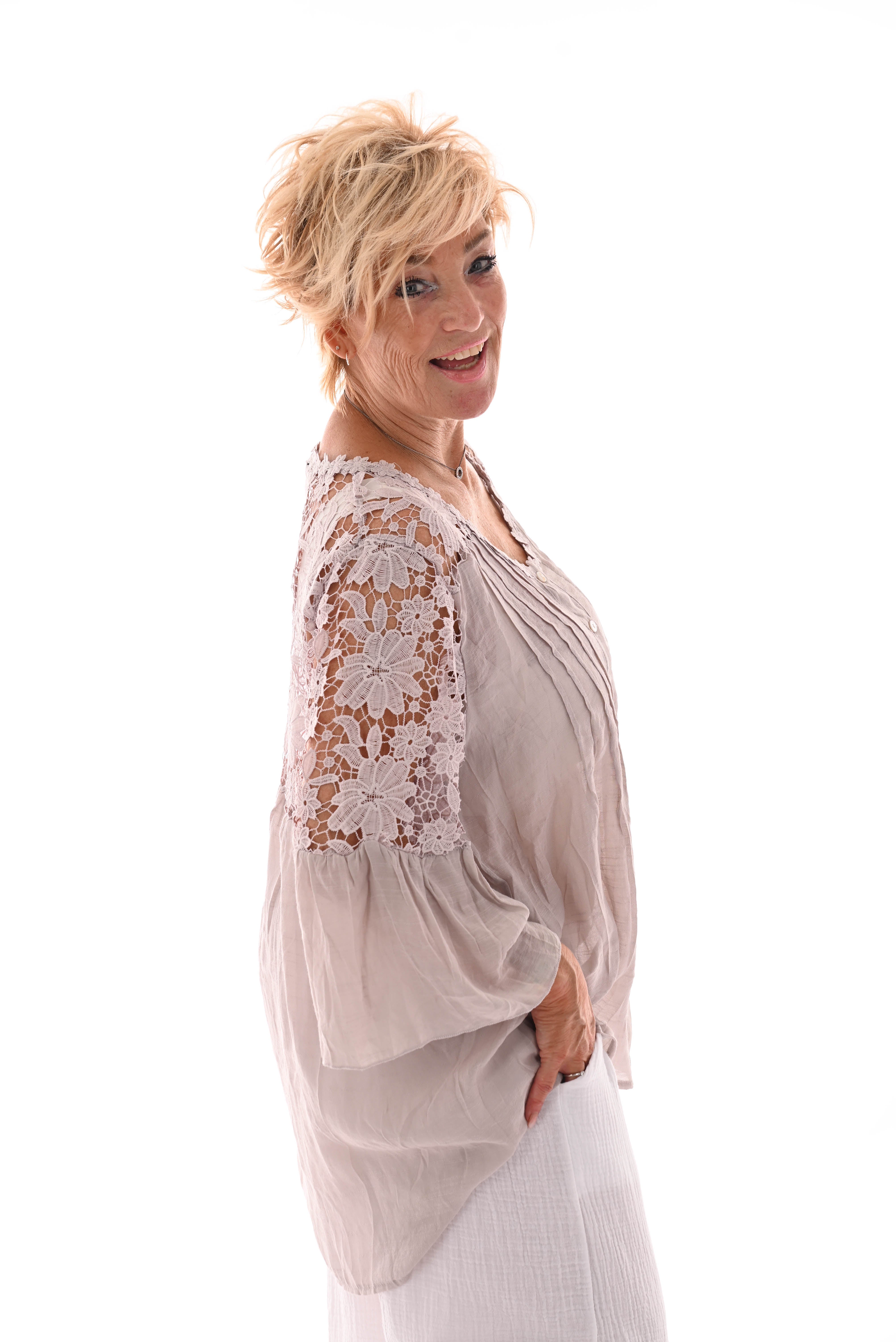 Doorknoop blouse bloemen hals beige