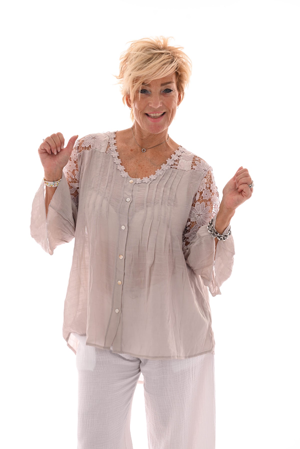 Doorknoop blouse bloemen hals beige