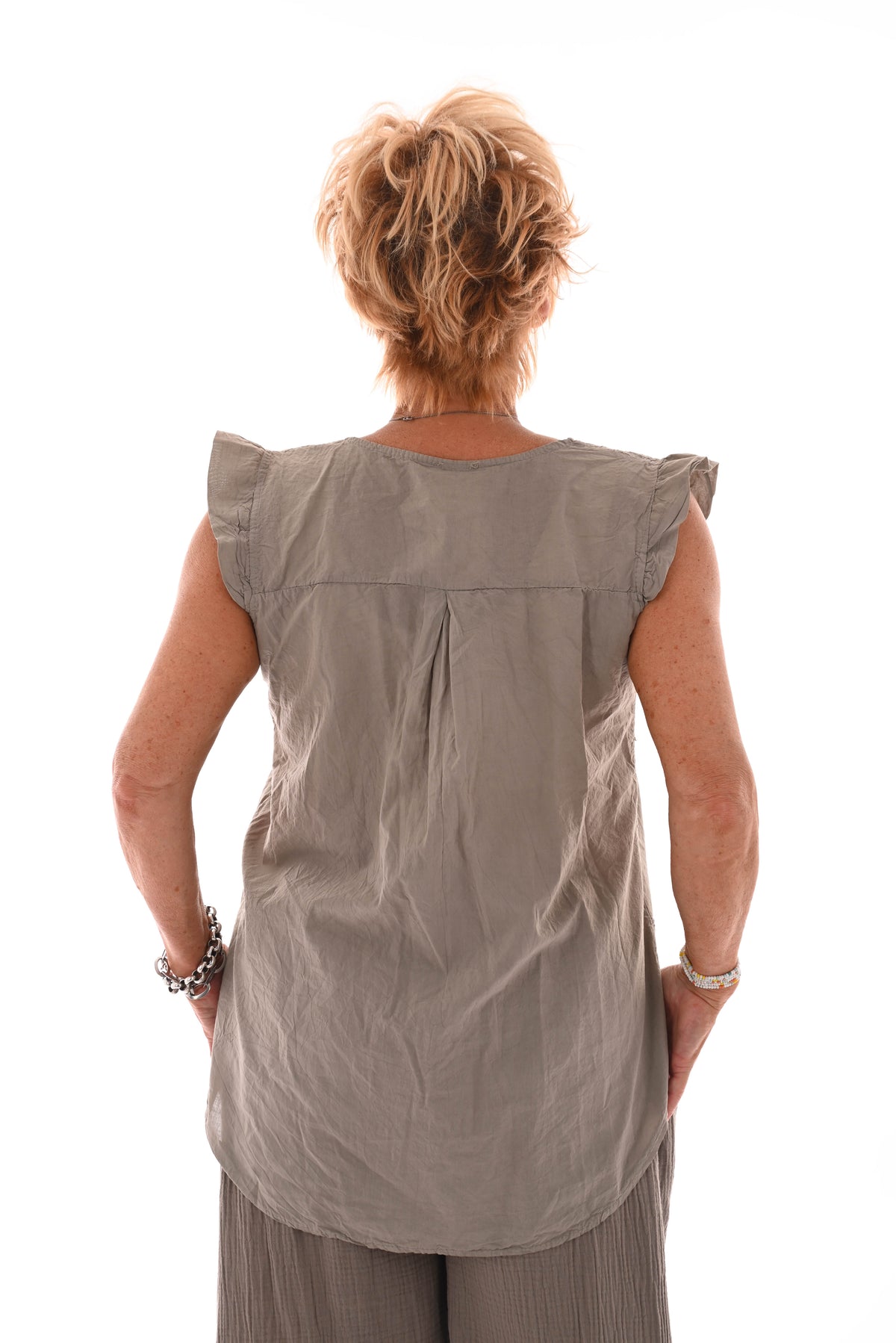 Top broderie met roezelmouwen taupe
