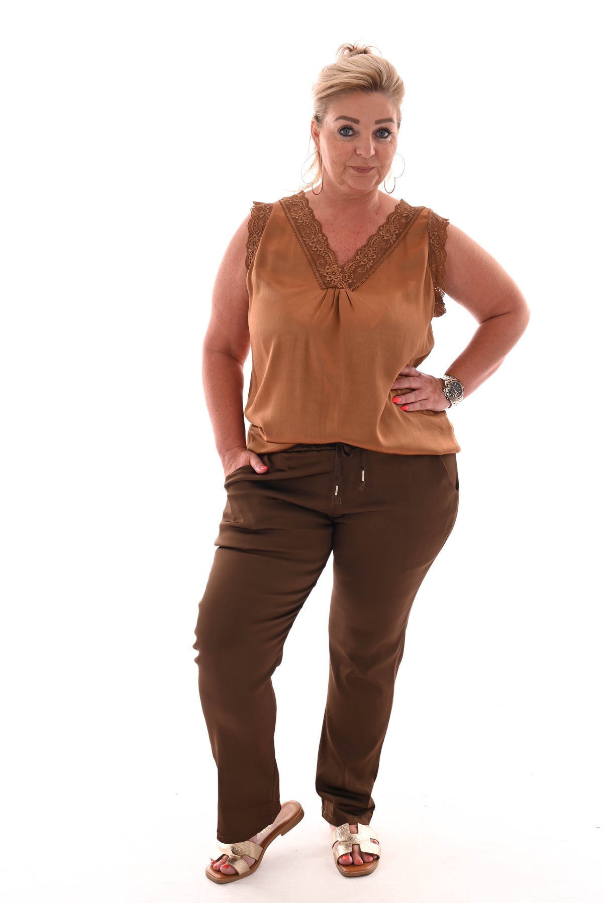 Silky top mouwloos met kant bruin