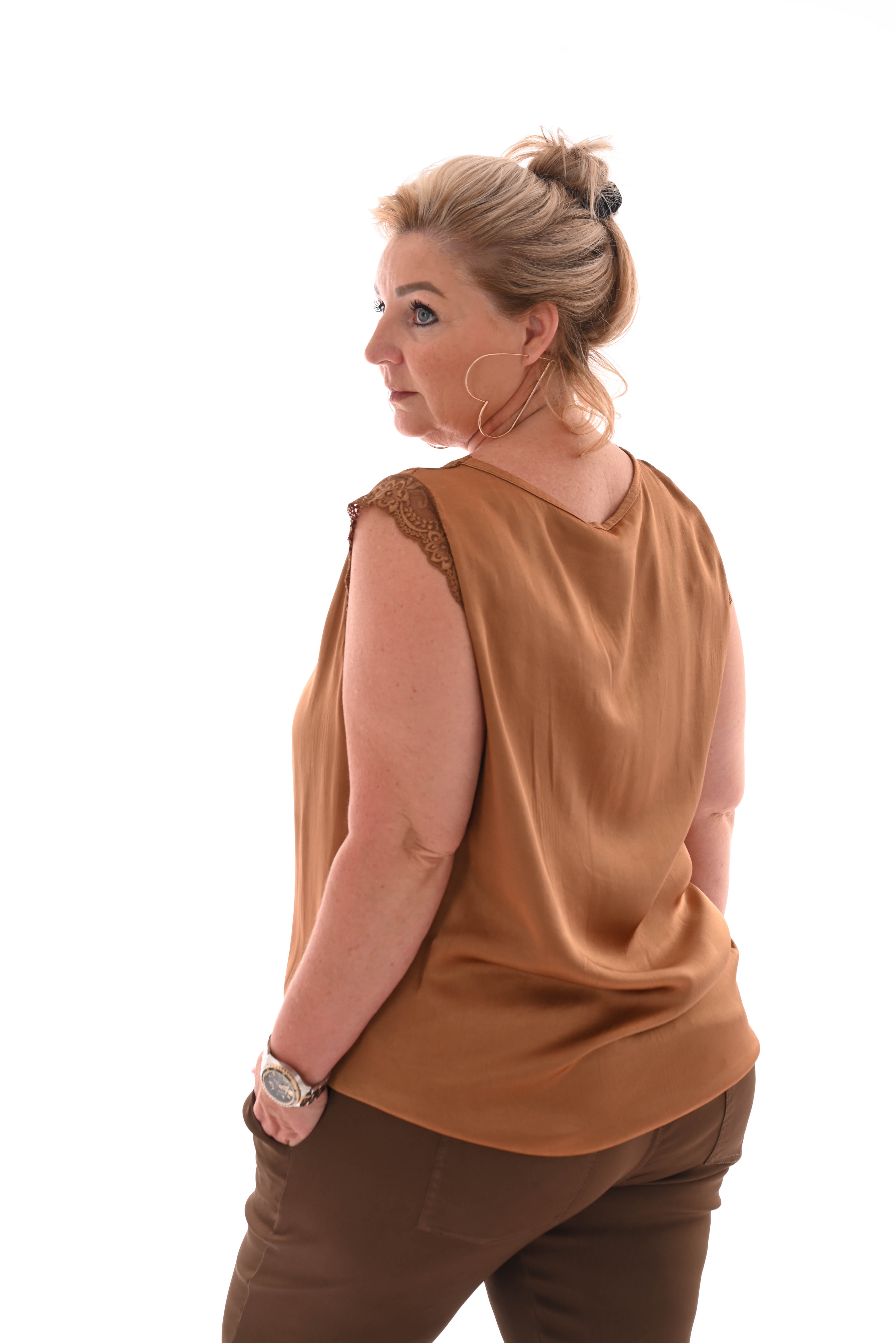 Silky top mouwloos met kant bruin