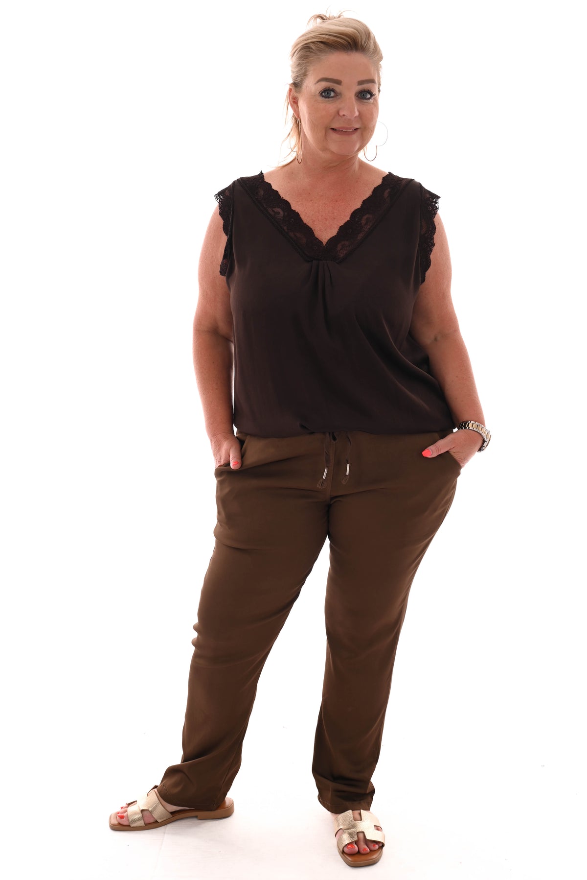 Silky top mouwloos met kant donkerbruin