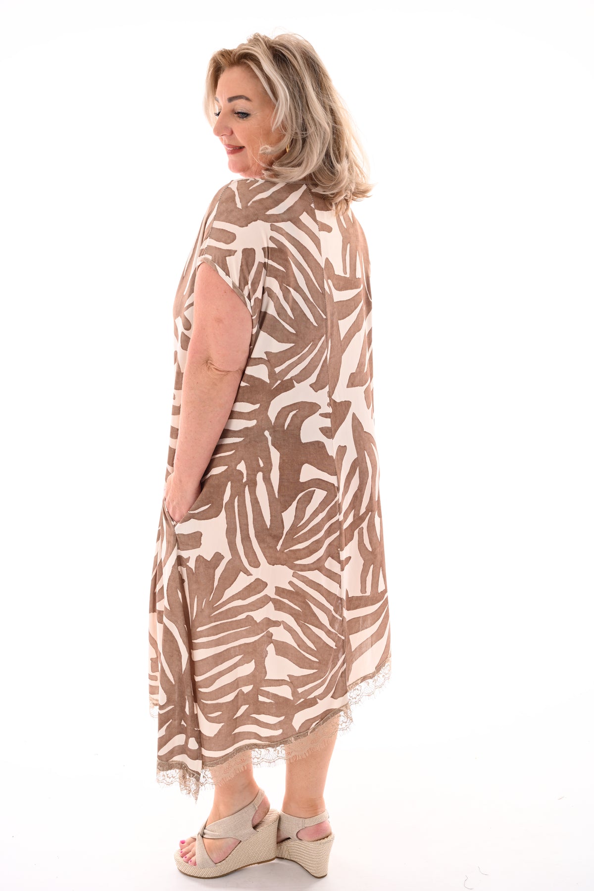 Jurk bladeren met kanten onderrand beige