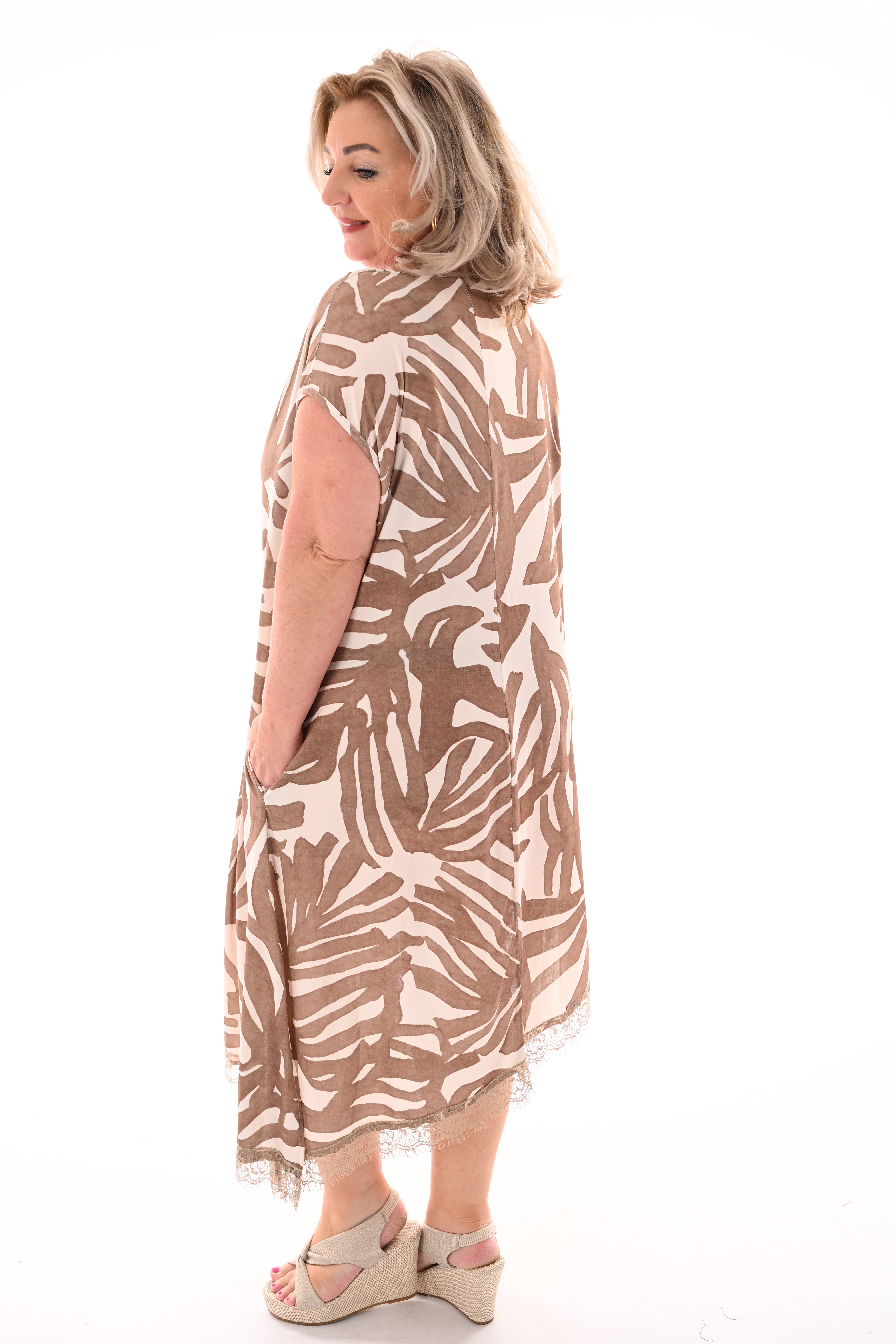 Jurk bladeren met kanten onderrand beige