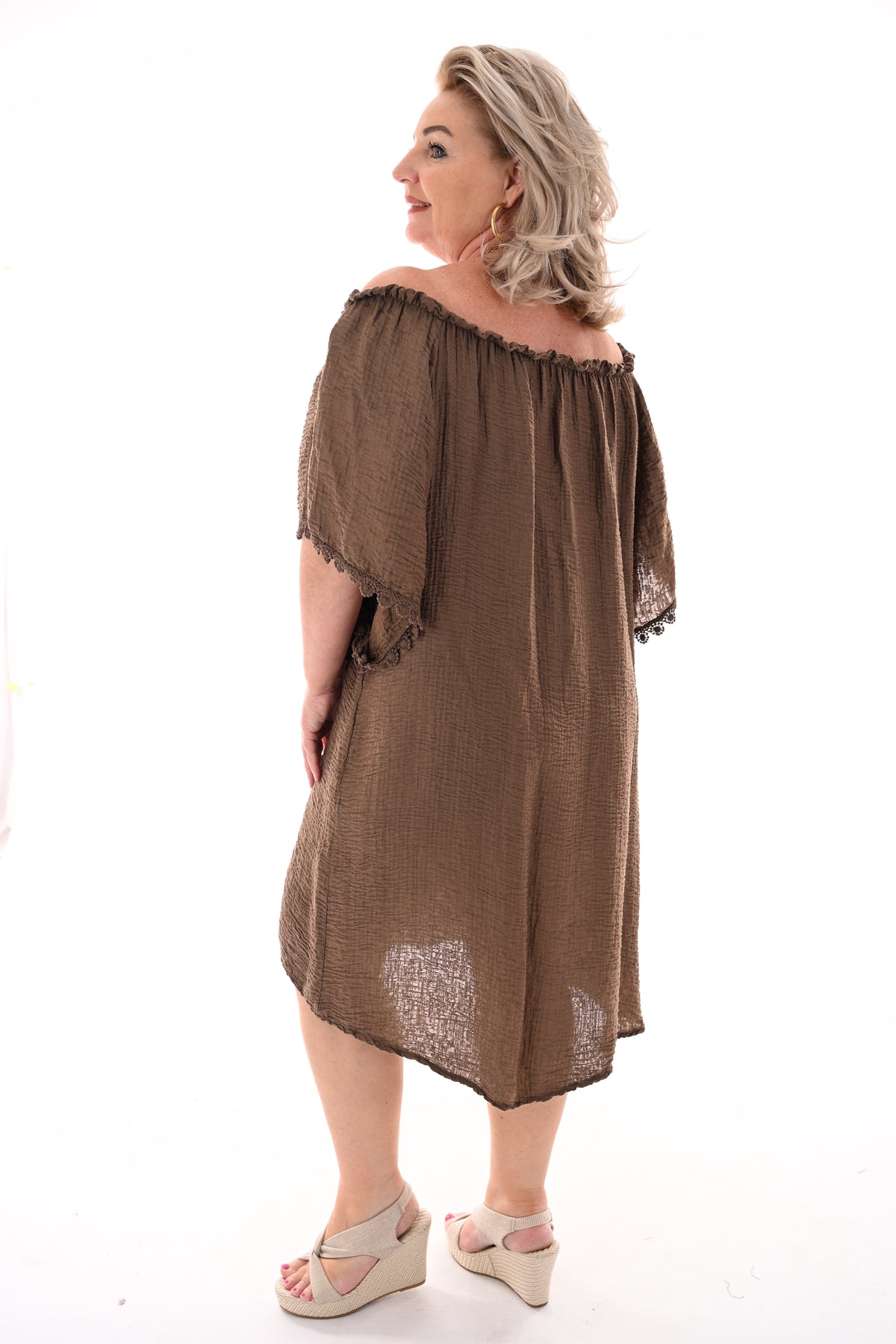 Tuniek crepe off-shoulder bruin