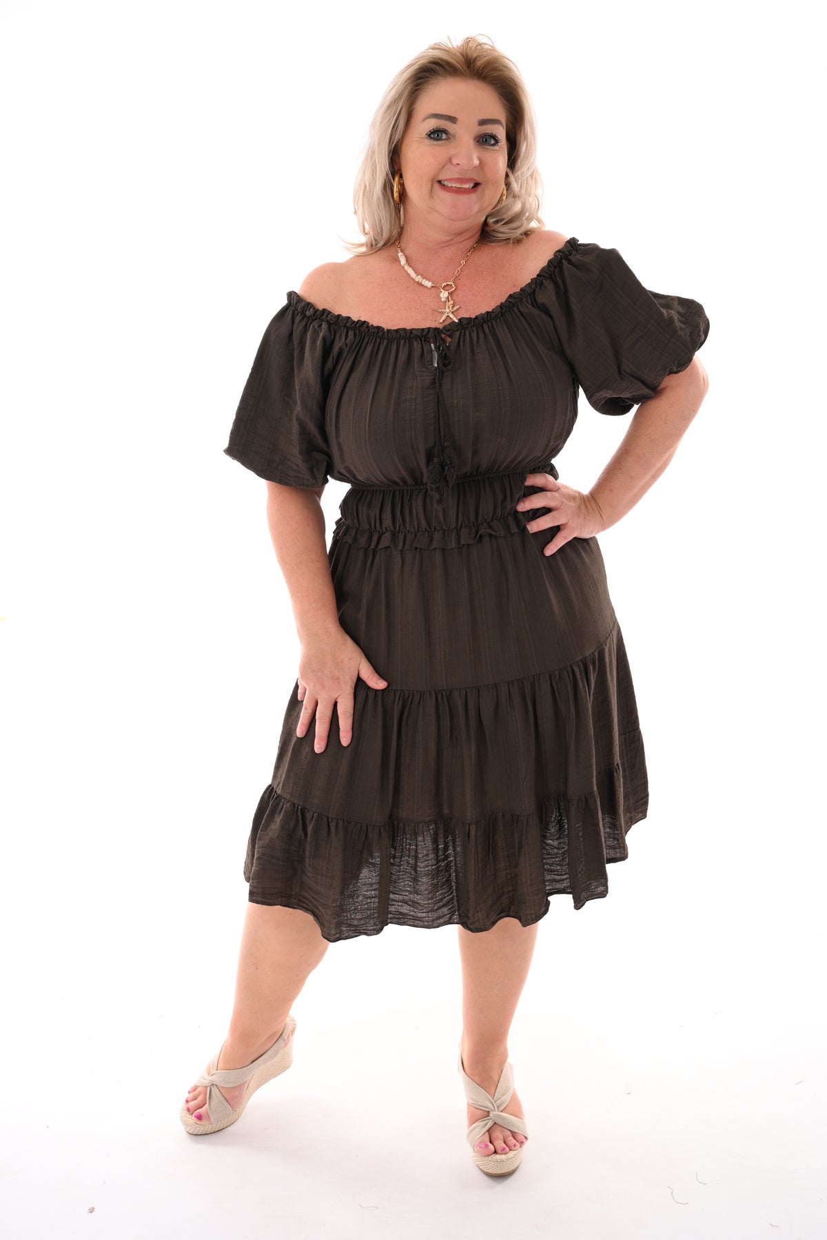 Jurk off-shoulder donkerbruin