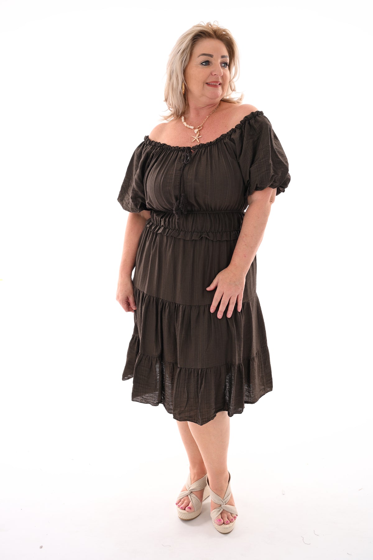 Jurk off-shoulder donkerbruin