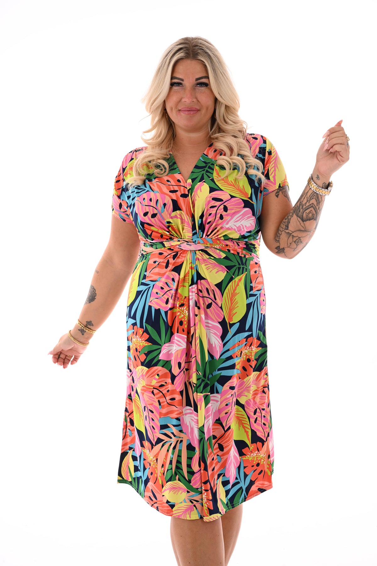 Midi jurk met knoopdetail print bladeren marineblauw/roze