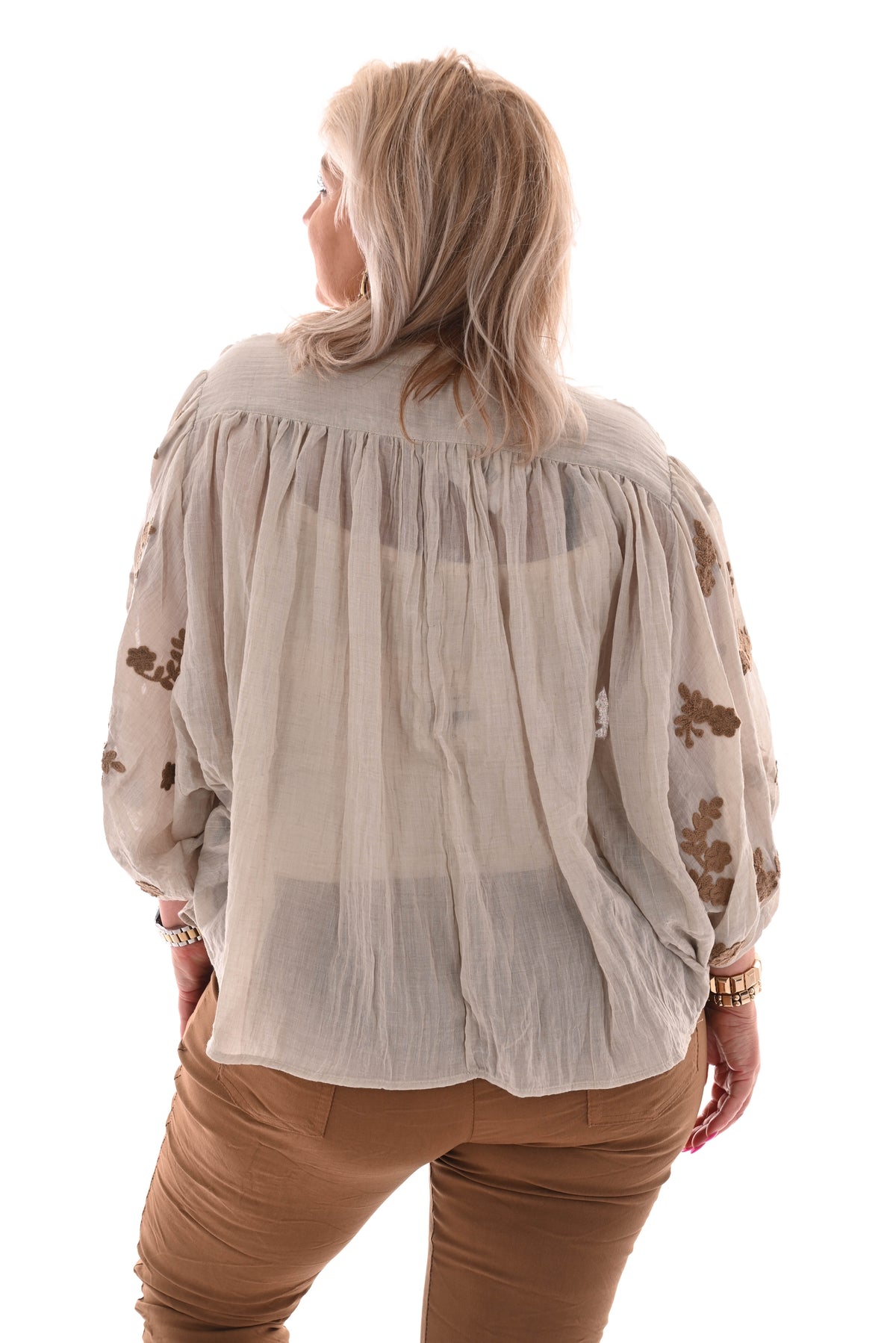 Blouse vleermuis mouwen borduursel beige